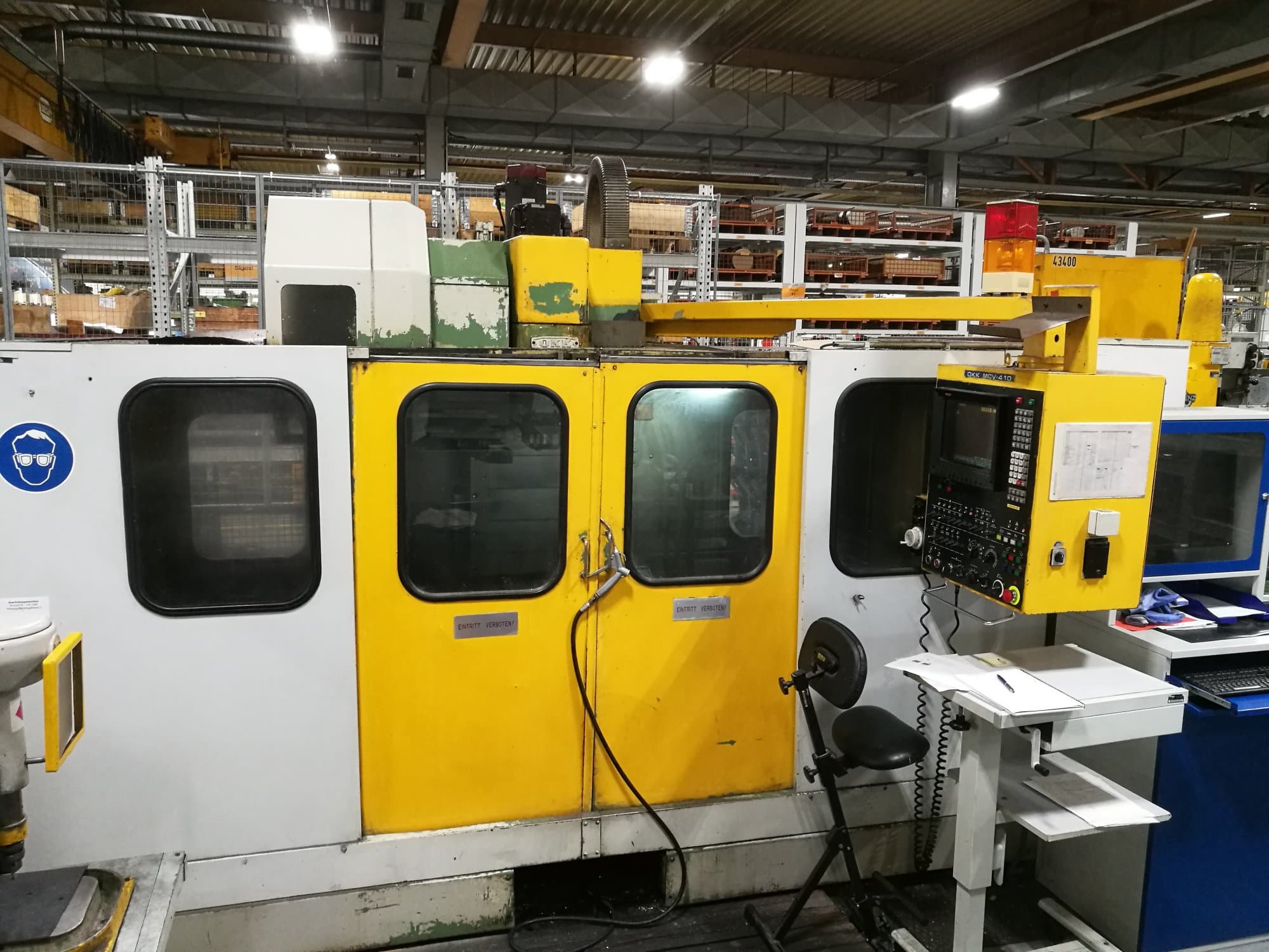 Vista Frontal  da OKK MCV-410  máquina