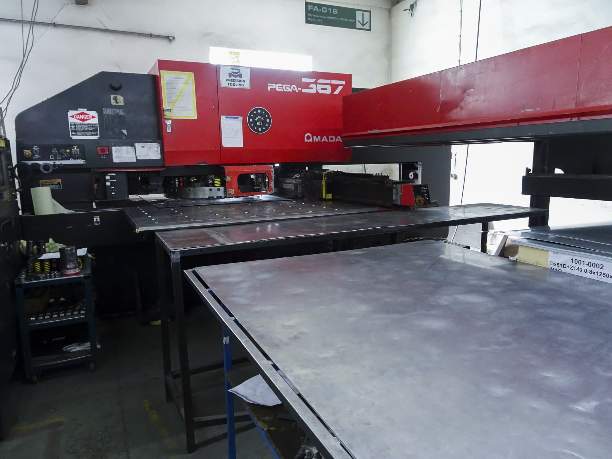 Vista Esquerda  da AMADA PEGA 367  máquina