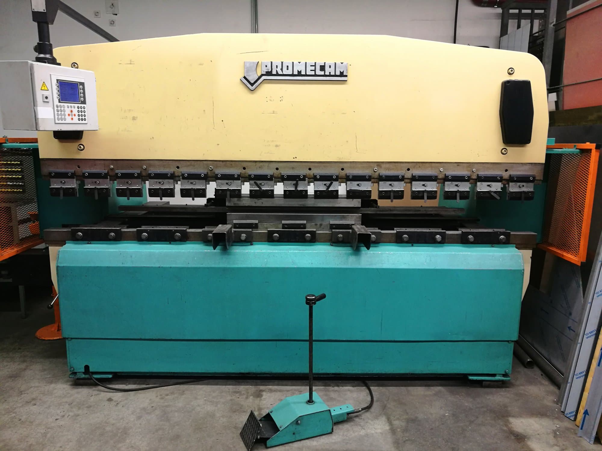 Vista Frontal  da PROMECAM RG-103  máquina