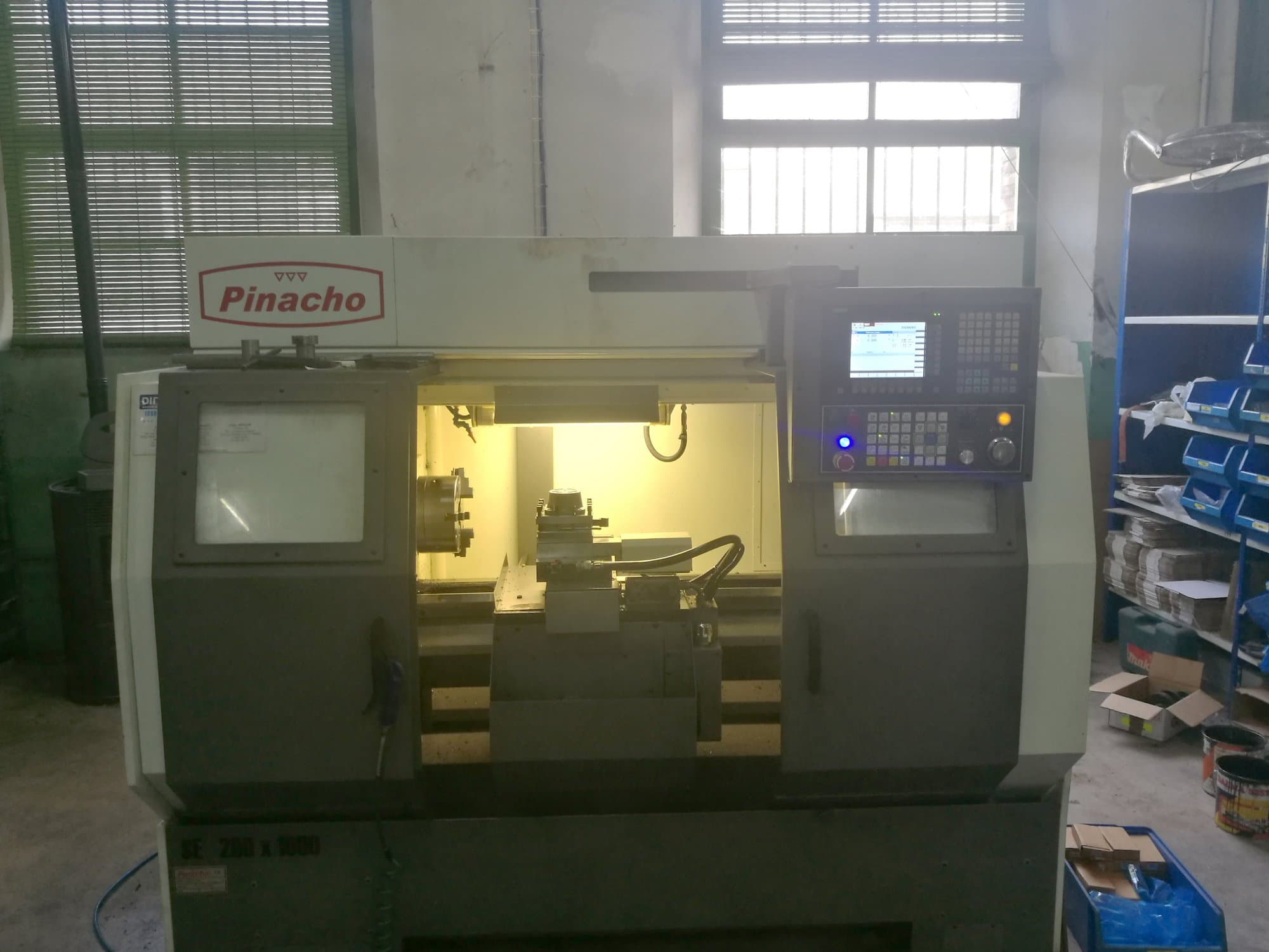 Vista Frontal  da Pinacho SE-200  máquina