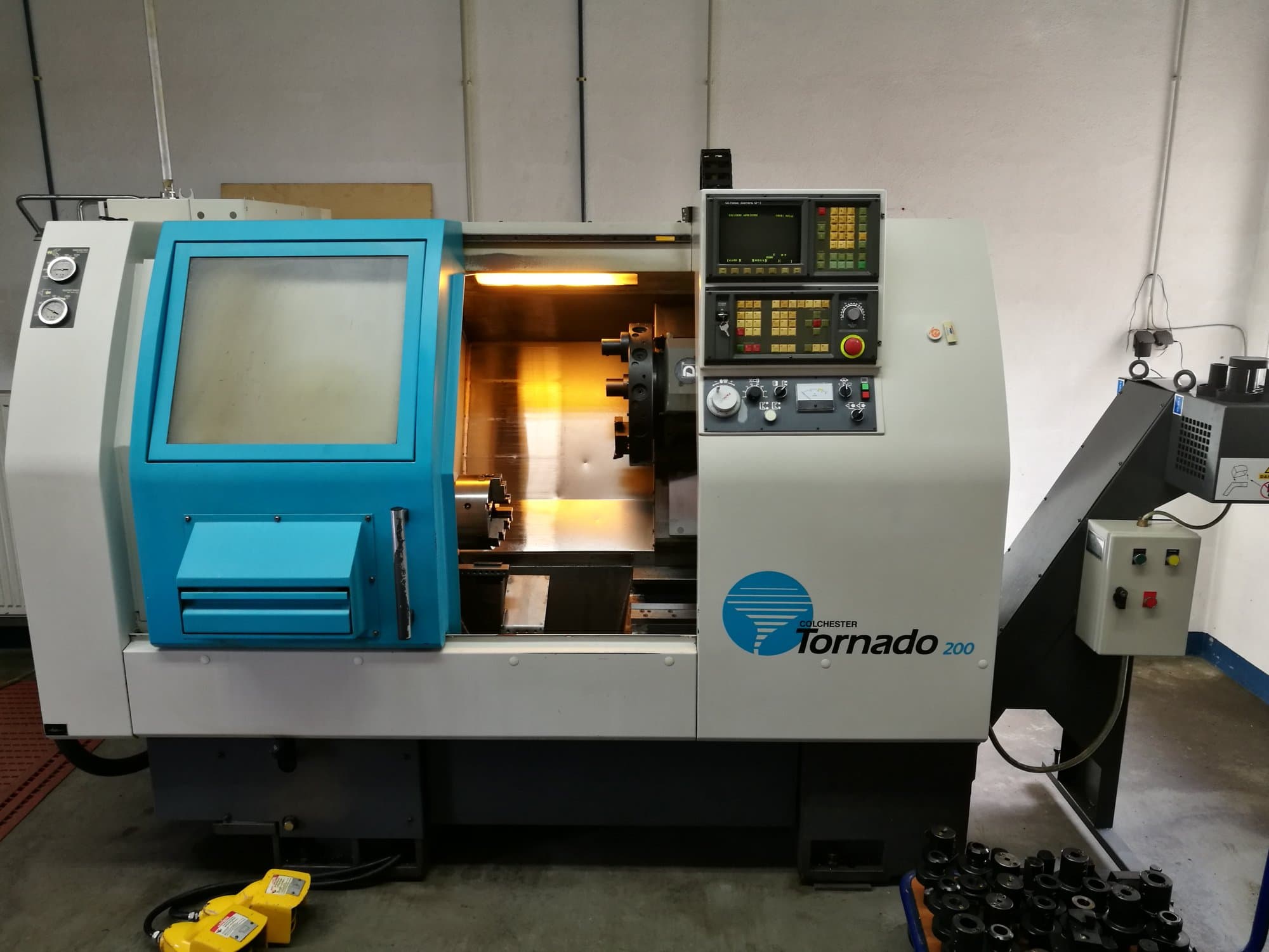 Vista Frontal  da Colchester TORNADO 200  máquina