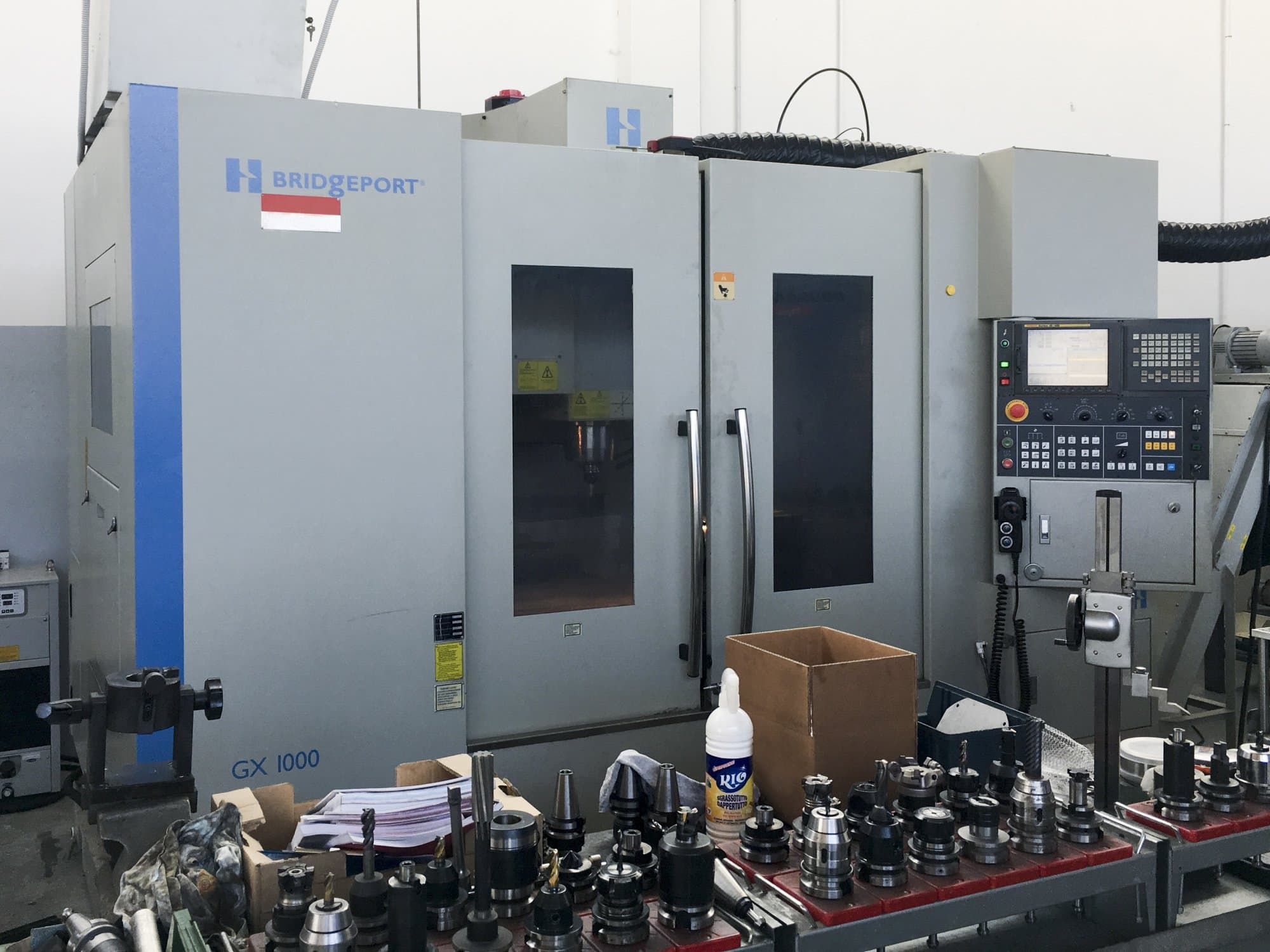 Vista Frontal  da Bridgeport GX 1000  máquina