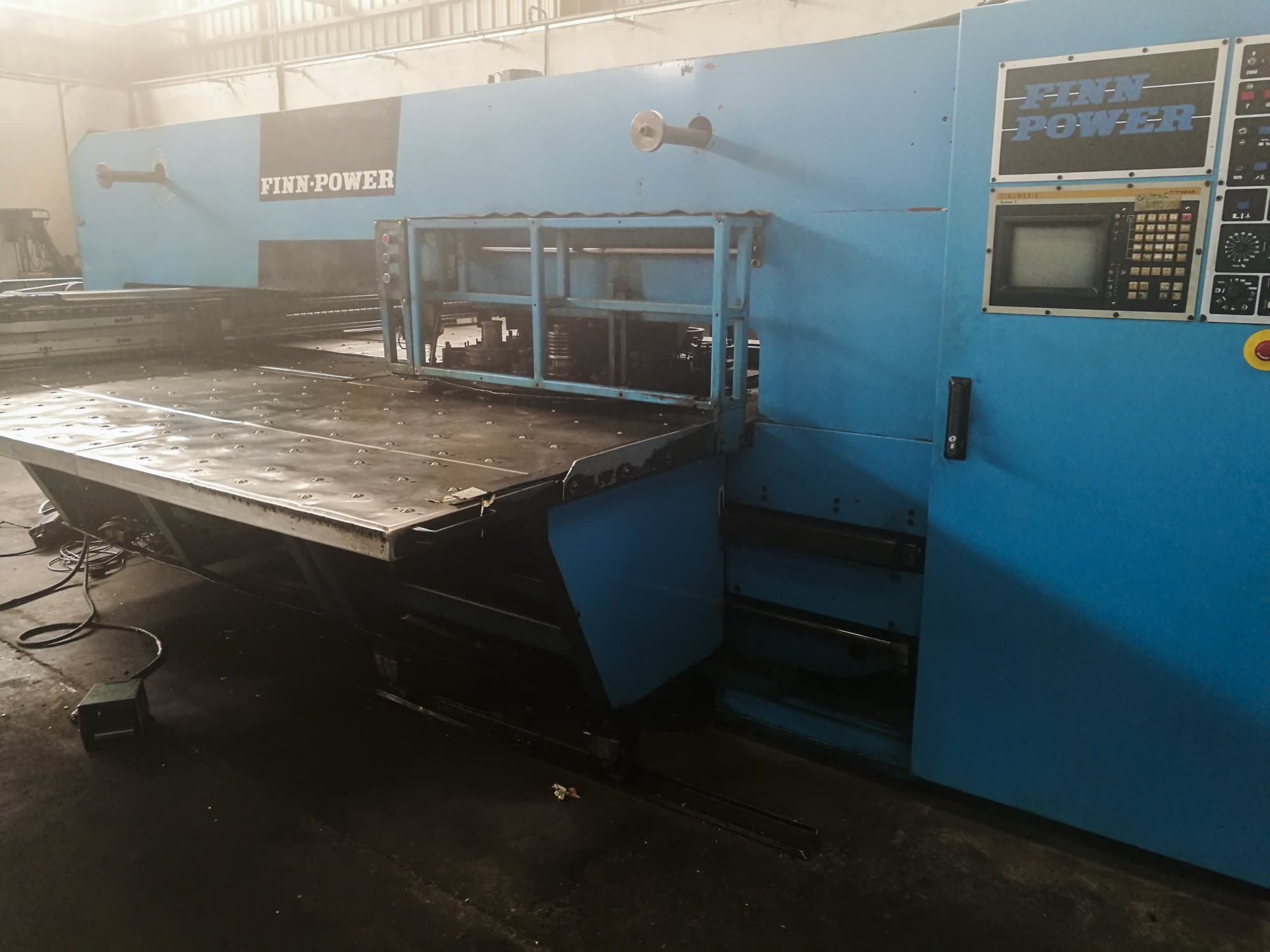 Vista Direita  da Finn-Power TP 2520 IF2  máquina