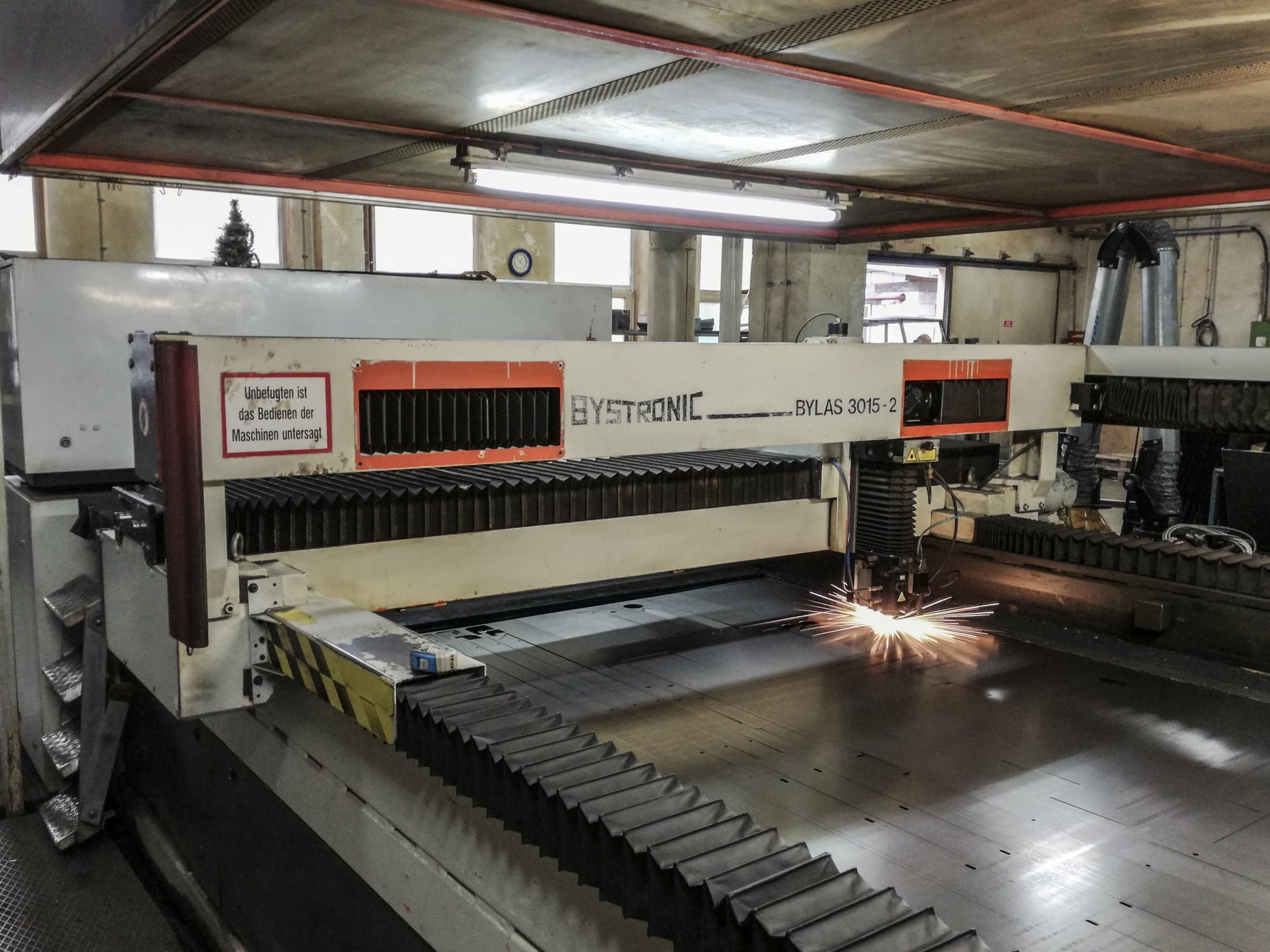 Vista Esquerda  da Bystronic Bylas 3015-2  máquina