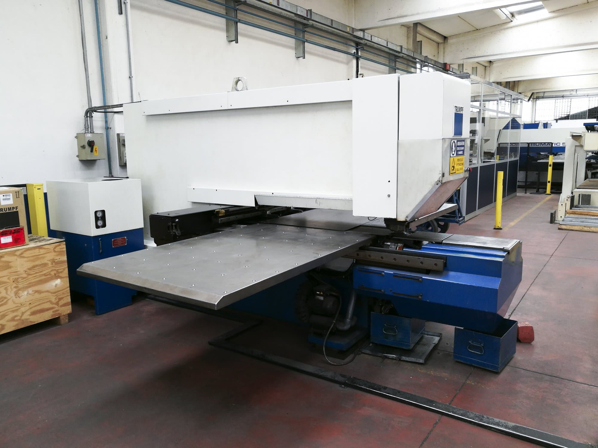 Vista Esquerda  da Trumpf Trumatic 240  máquina
