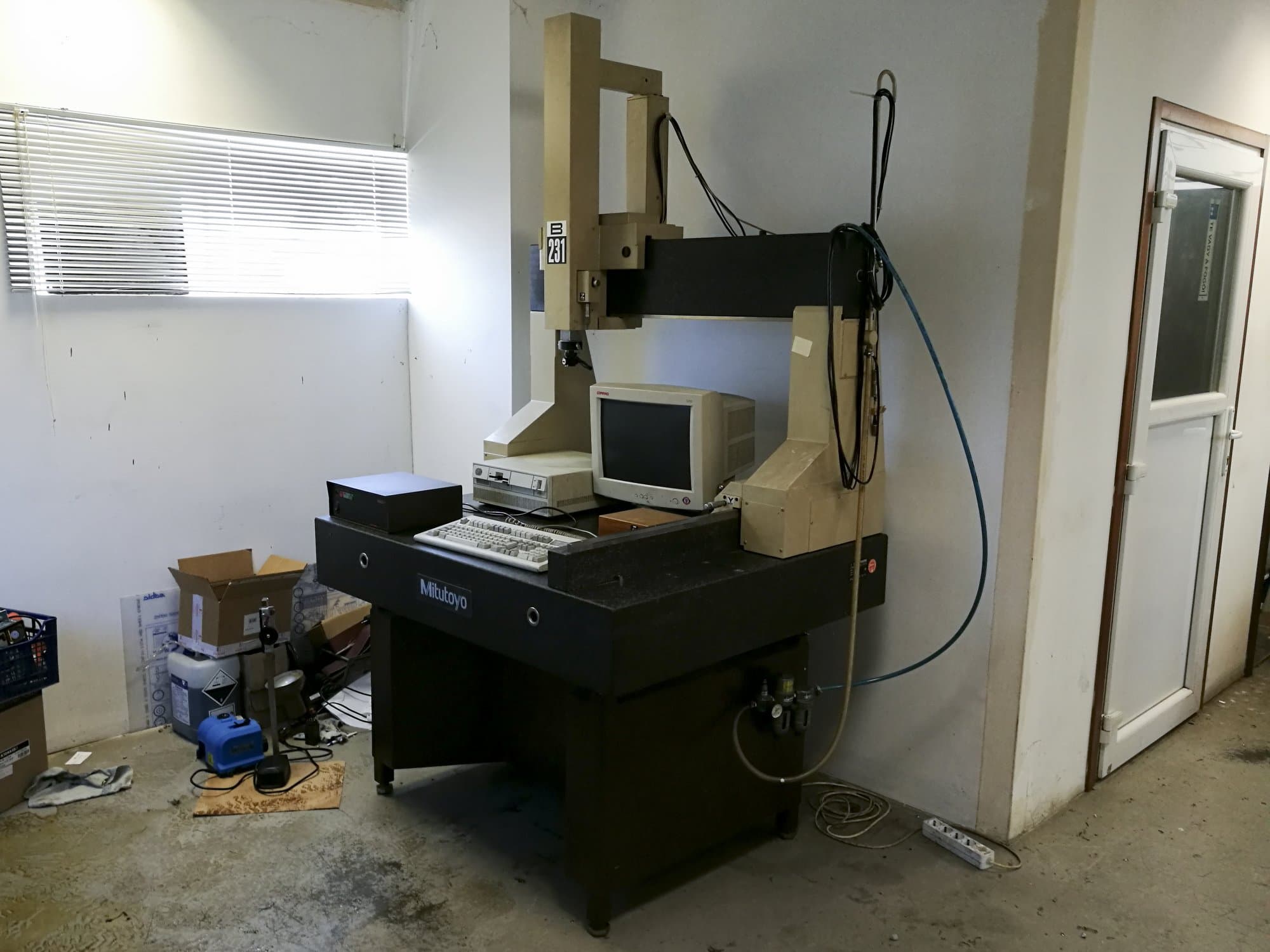 Vista Direita  da Mitutoyo B-231  máquina