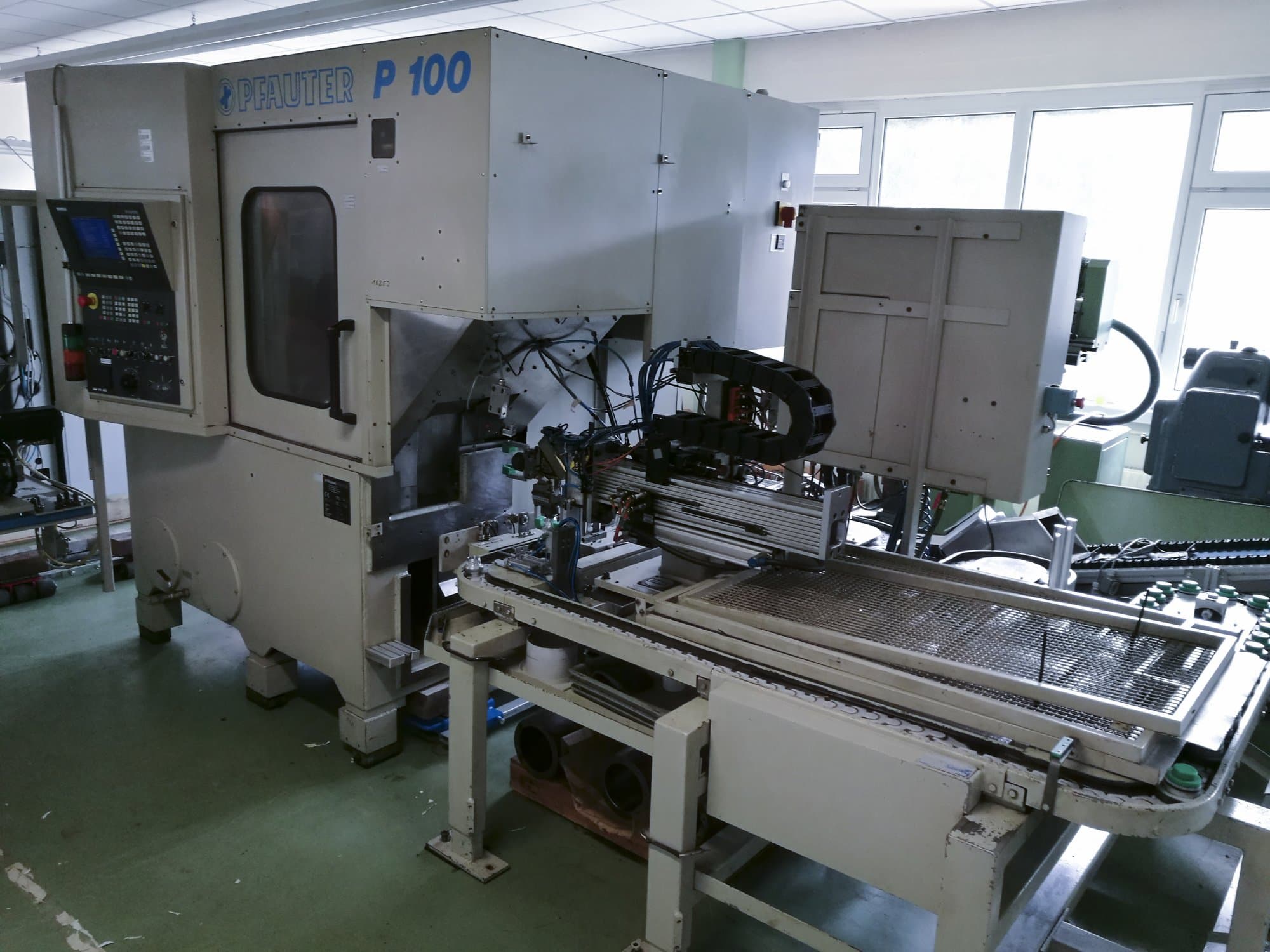 Vista Frontal  da GLEASON-PFAUTER P100  máquina