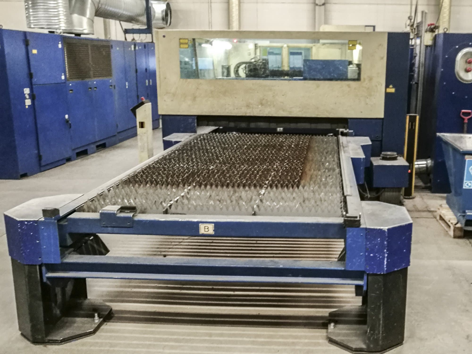 Vista Direita  da Trumpf Trumatic L3050  máquina