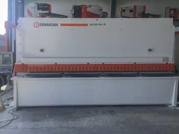 Vista Frontal  da ERMAKSAN CNC HVR 4100x20  máquina