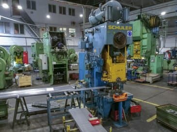 Vista Esquerda  da SCHULER PEr 200/420  máquina