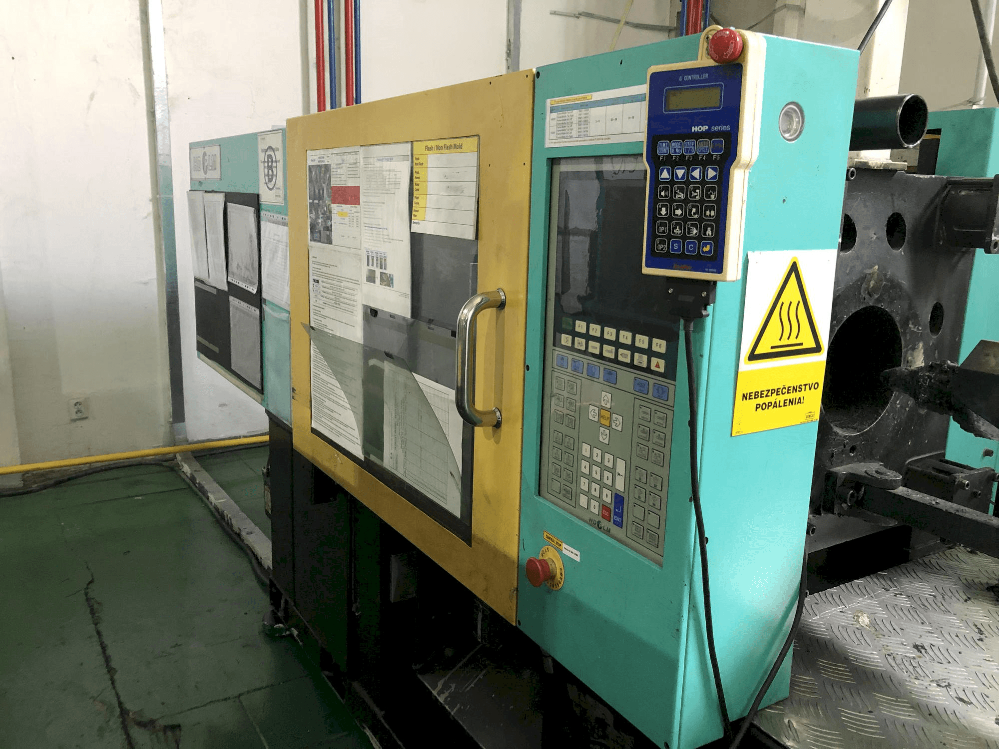 Vista Frontal da Hyundai K-120V máquina