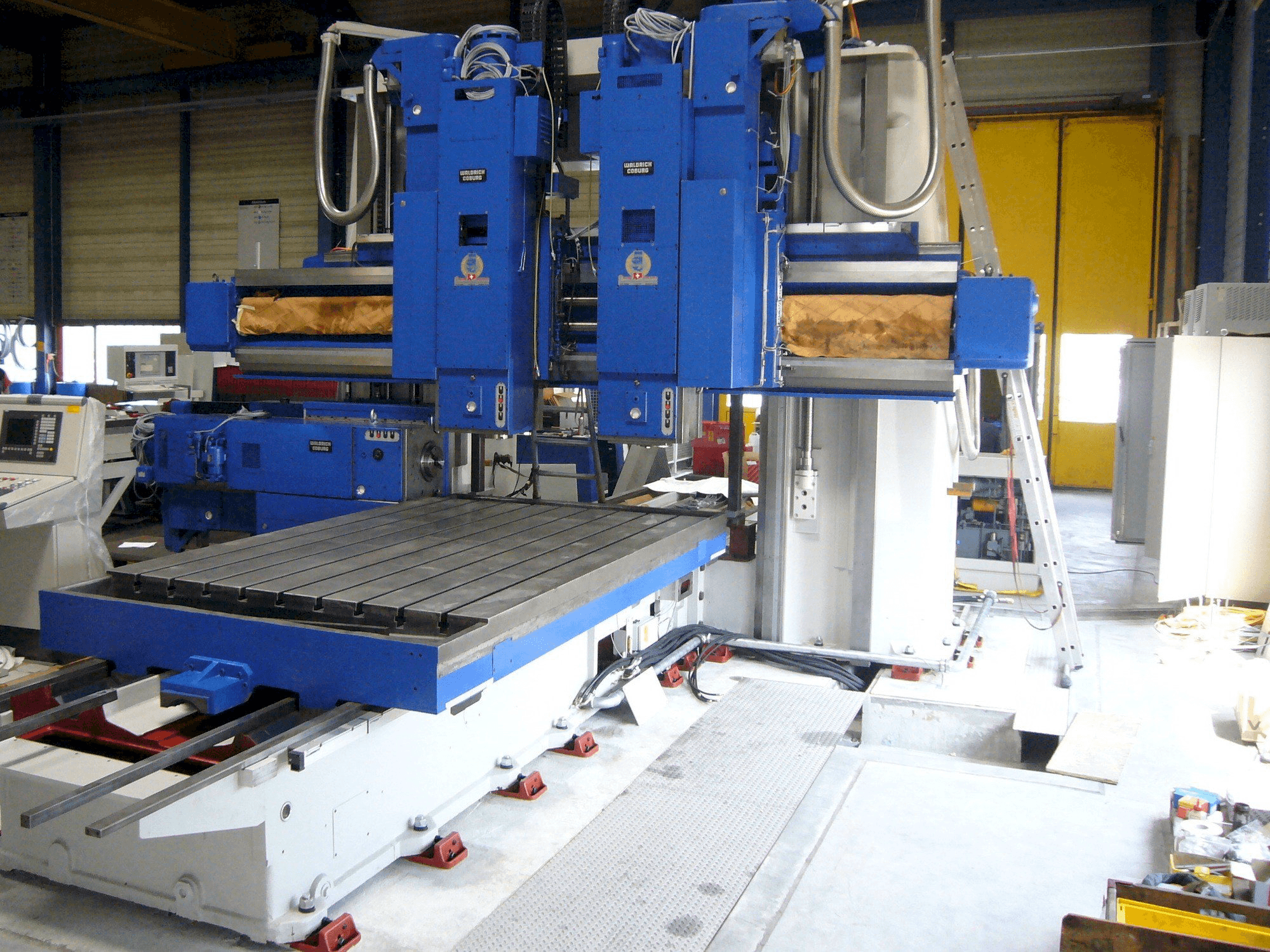 Vista Frontal da Waldrich Coburg máquina