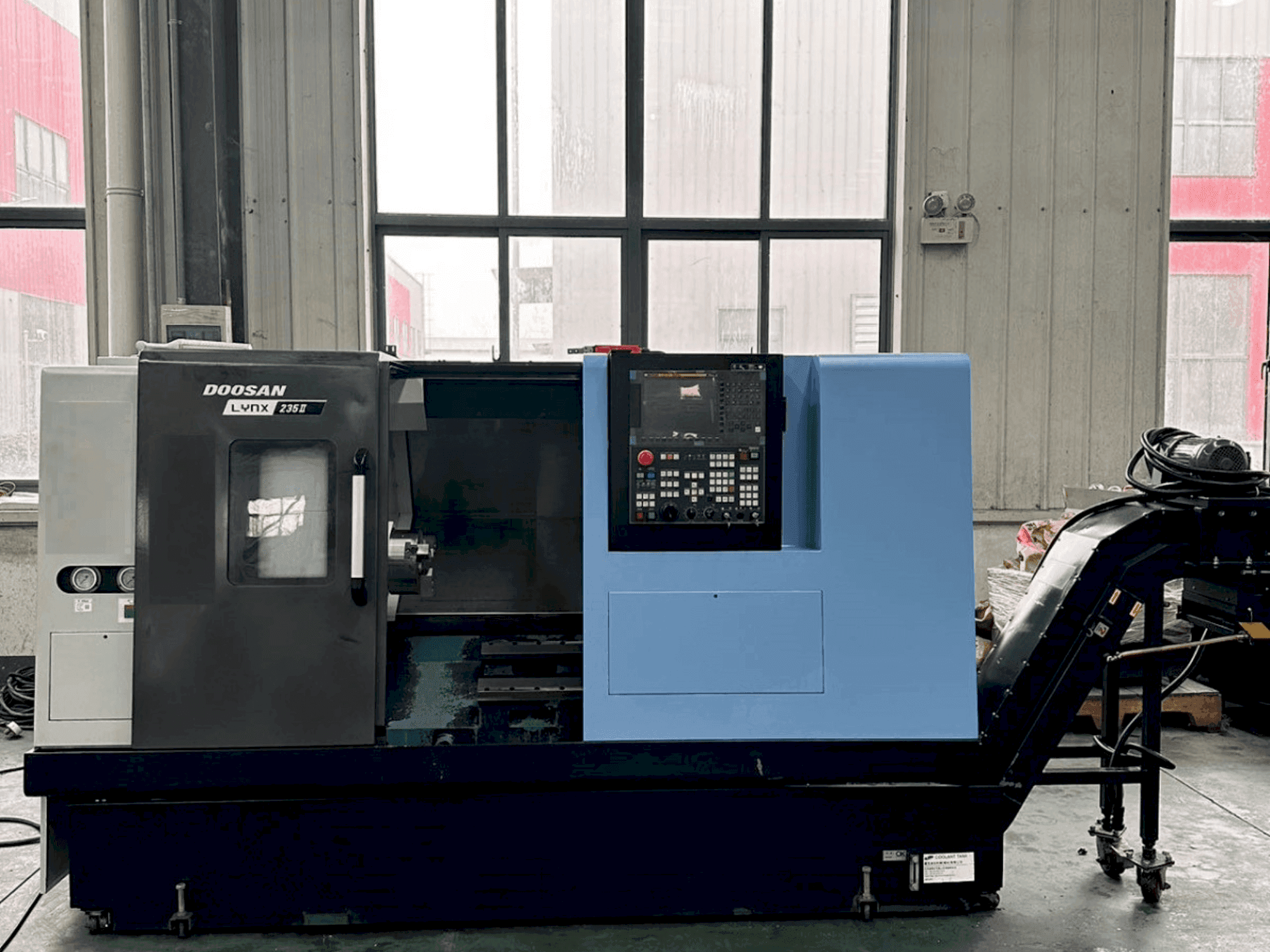 Vista Frontal da DOOSAN Lynx 235II máquina