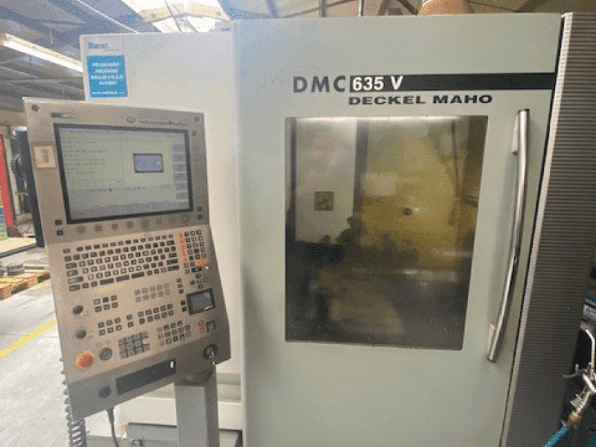 Vista Frontal da DMG DECKEL MAHO DMC 635V máquina