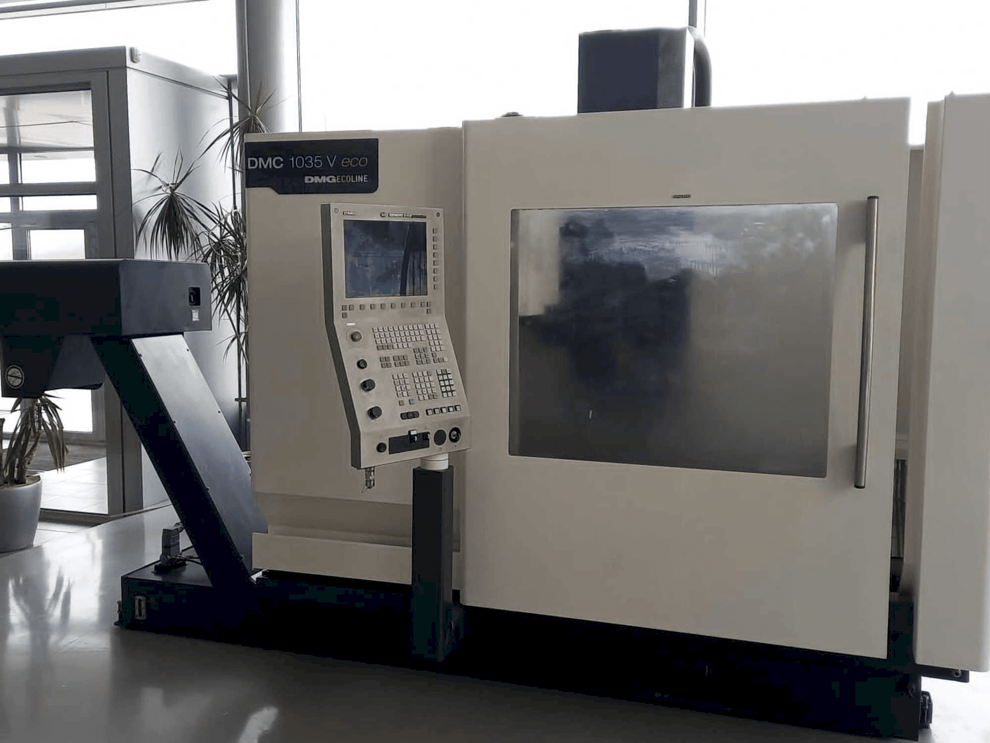 Vista Frontal da DMG DMC 1035 V eco máquina