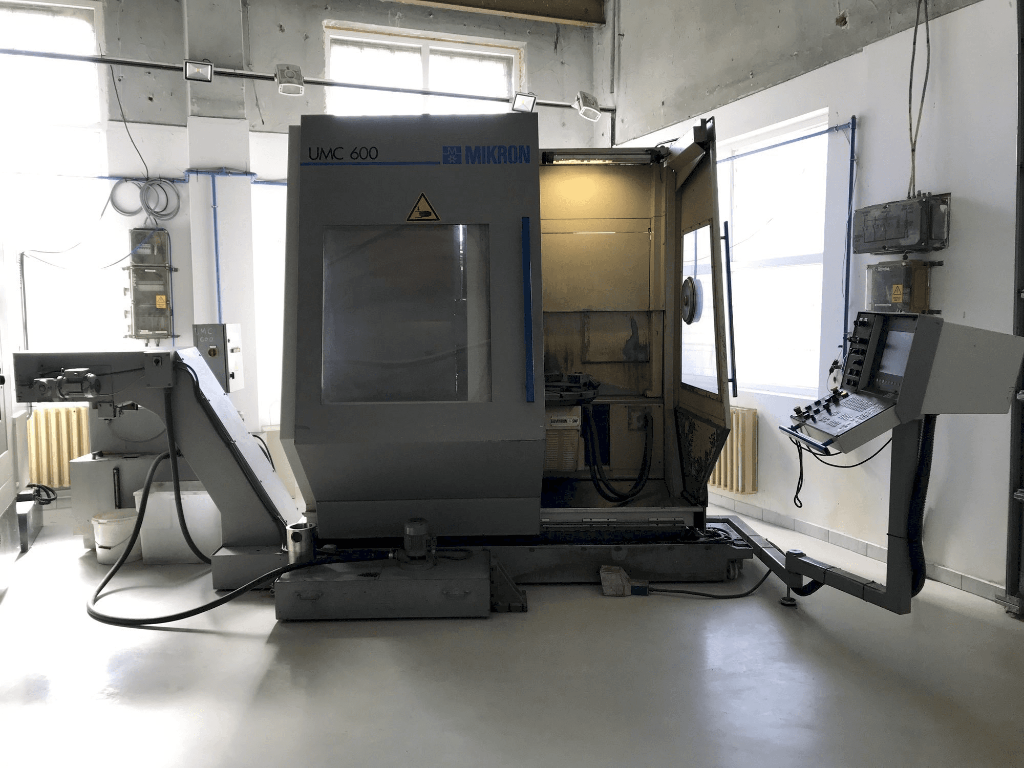 Vista Frontal da MIKRON UMC 600 máquina