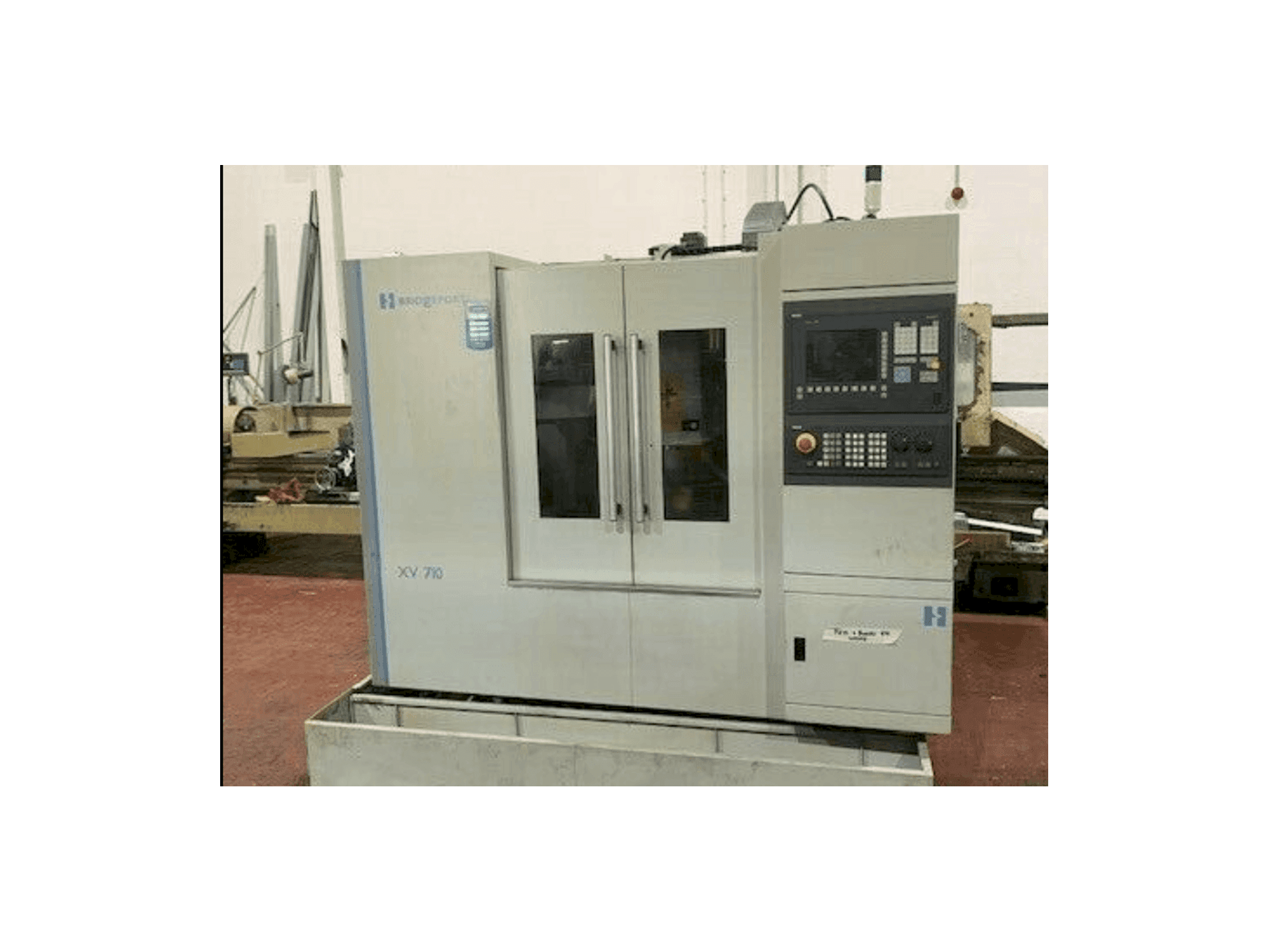 Vista Frontal da Bridgeport XV 710 máquina