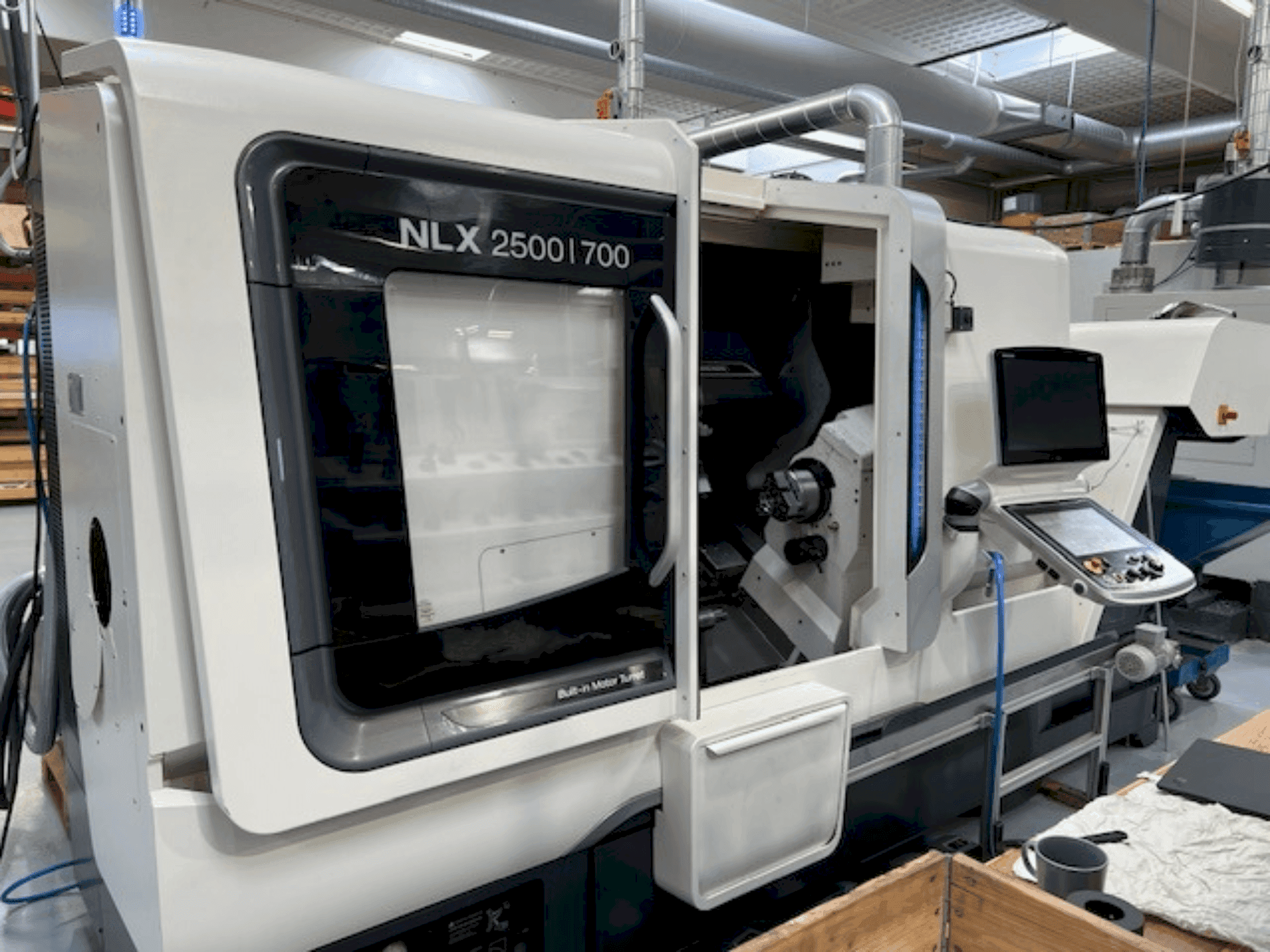 Vista Frontal da DMG MORI NLX2500SY/700 máquina