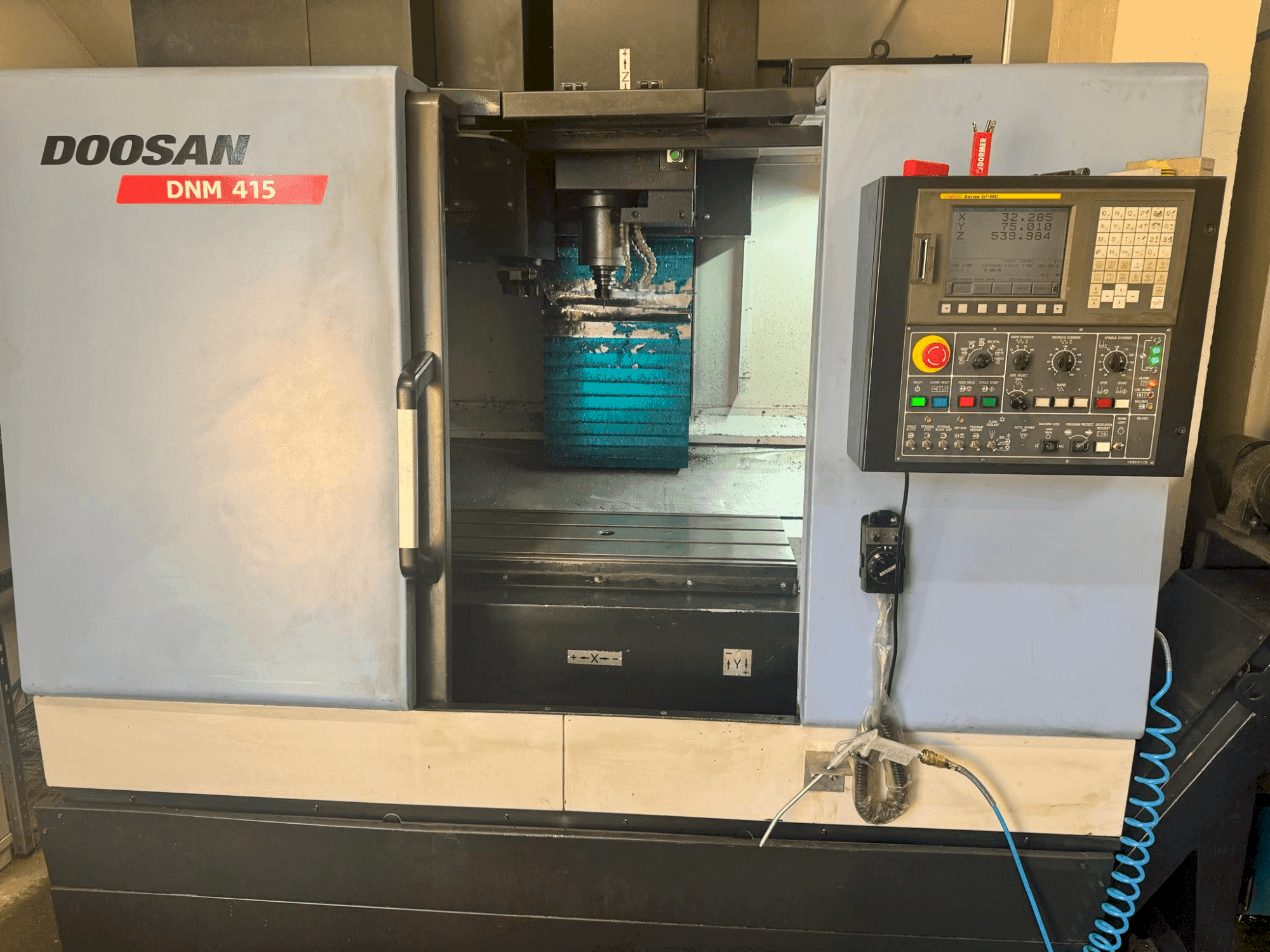 Vista Frontal da DOOSAN DNM 415 máquina