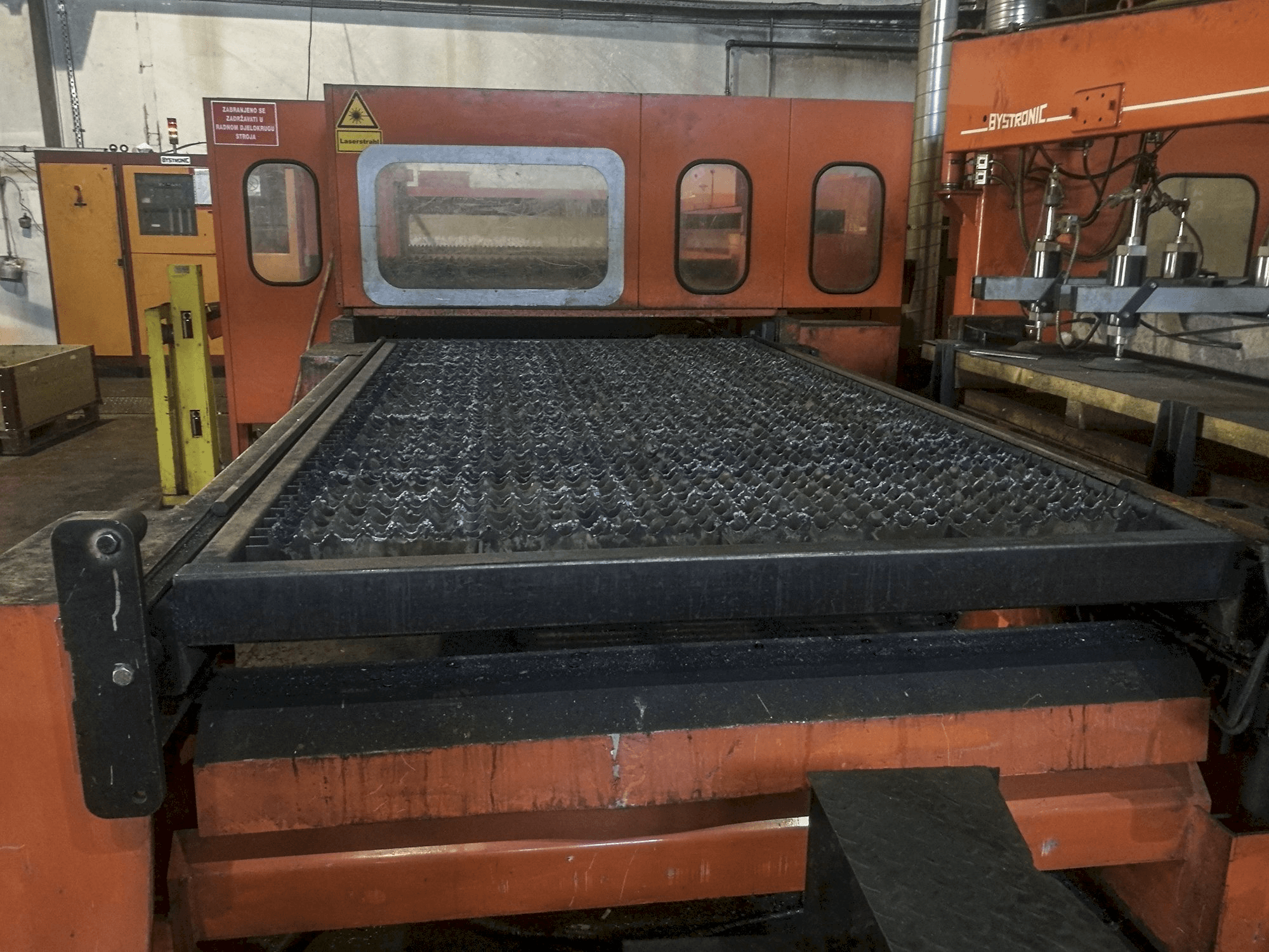 Vista Frontal da Bystronic Bystar 3015 máquina