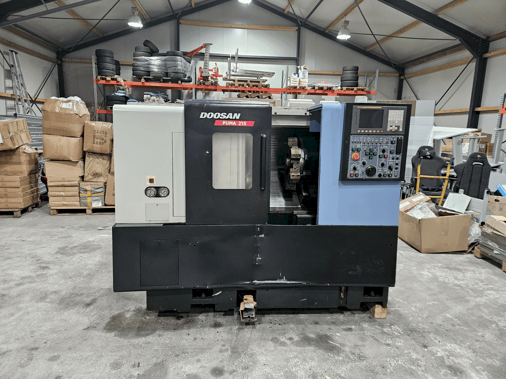 Vista Frontal da DOOSAN PUMA 215 máquina