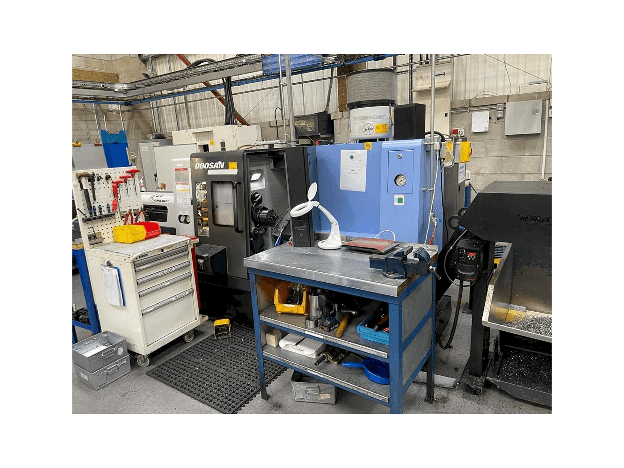 Vista Frontal da Doosan Lynx 220 LMA máquina