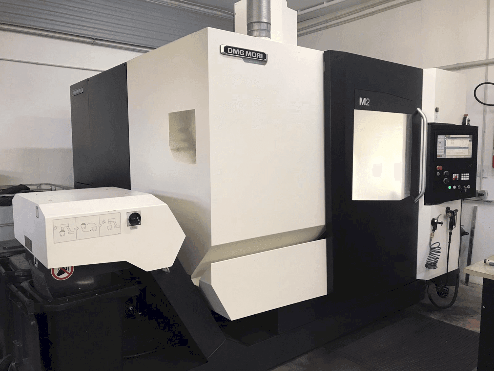 Vista Frontal da DMG MORI M2 máquina
