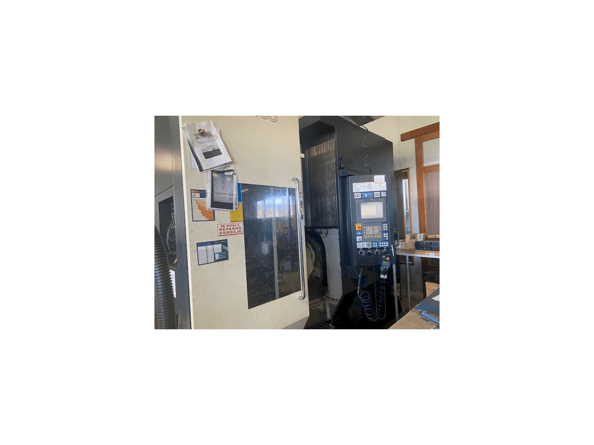 Vista Frontal da Makino D500 máquina