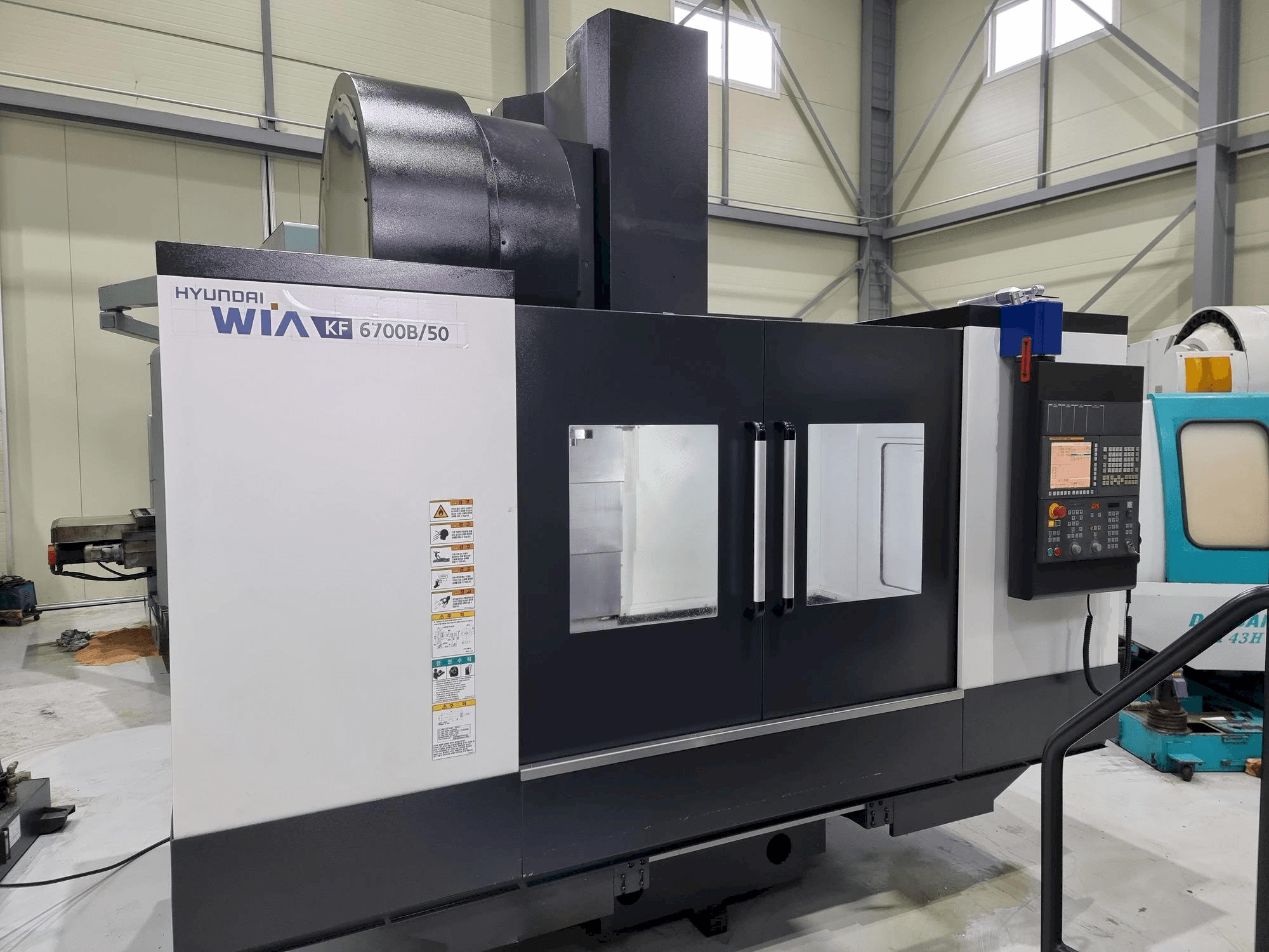 Vista Frontal da Hyundai Wia KF 6700B/50 máquina