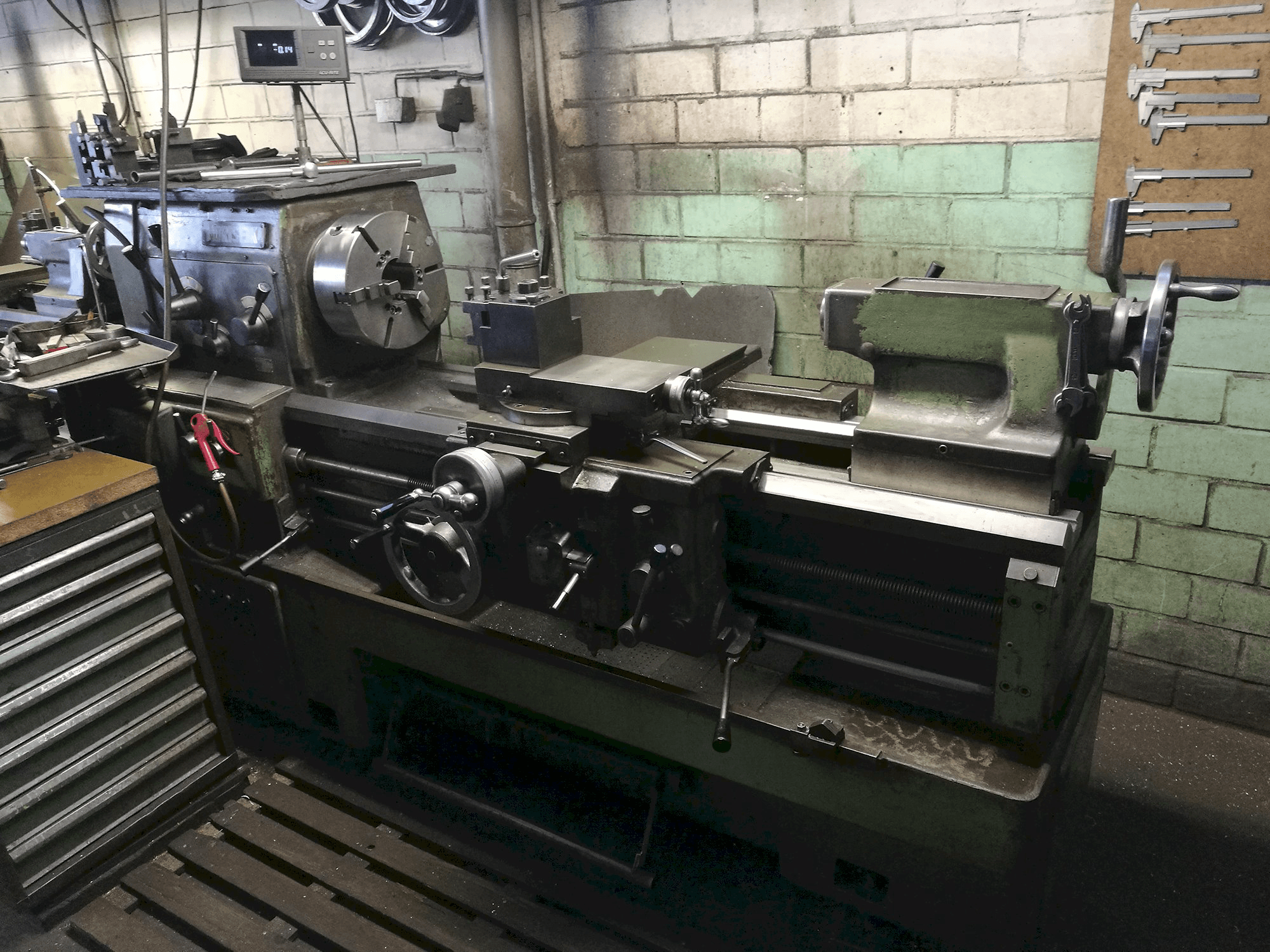 Vista Direita da MORI SEIKI MR 1000 máquina