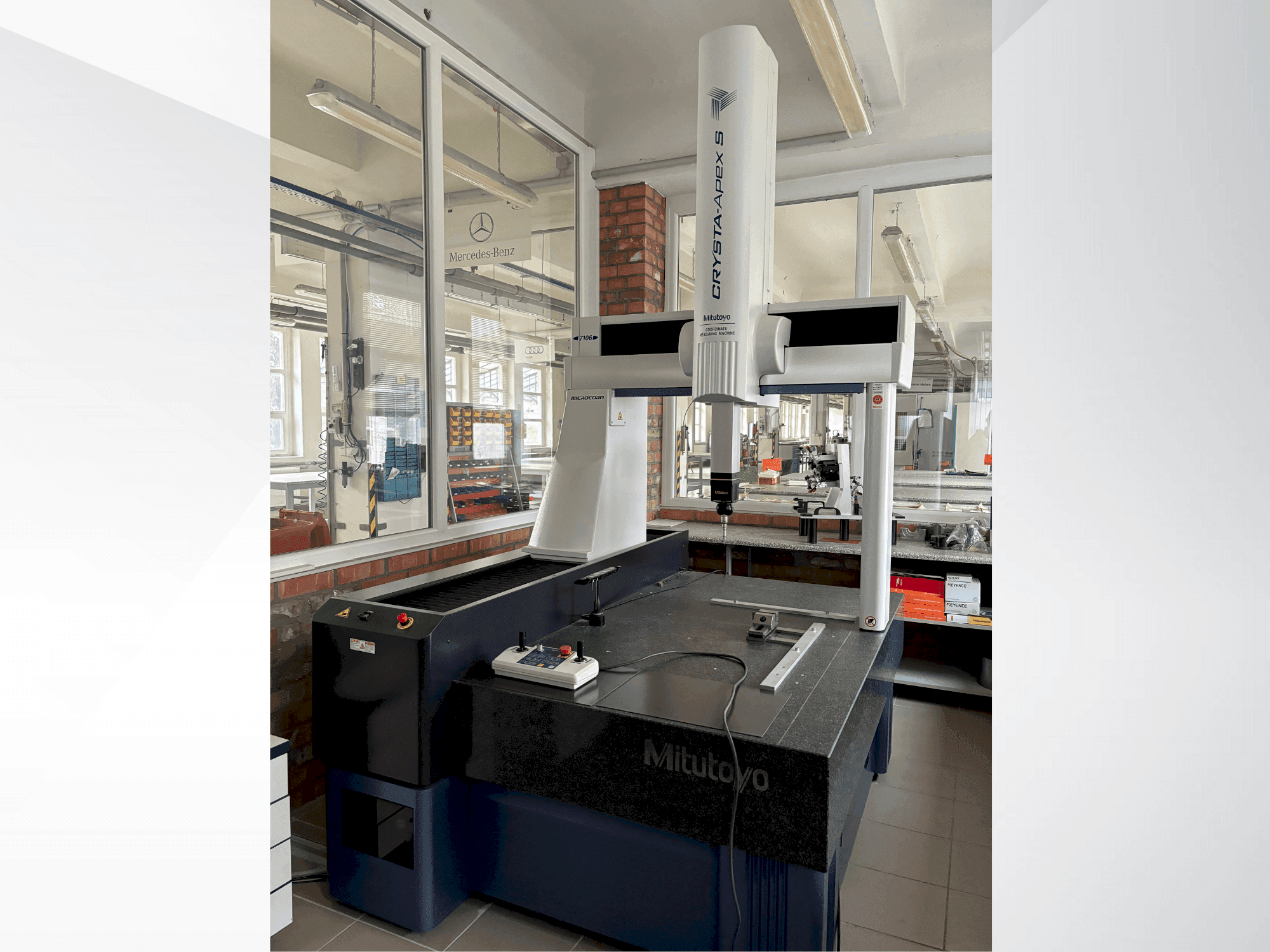 Vista Frontal da Mitutoyo CRYSTA-Apex S7106 máquina