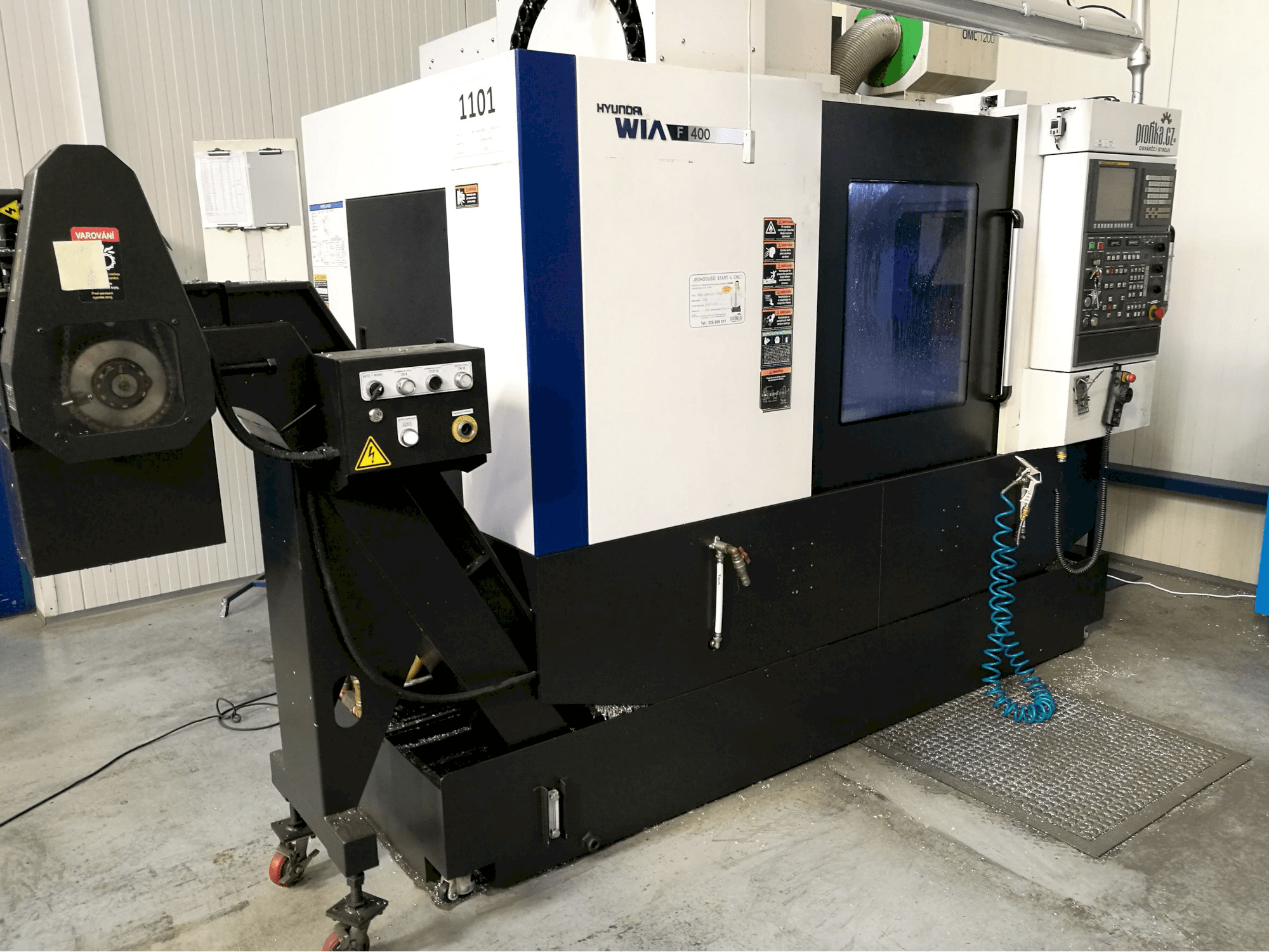 Vista Esquerda da Hyundai Wia F400 máquina