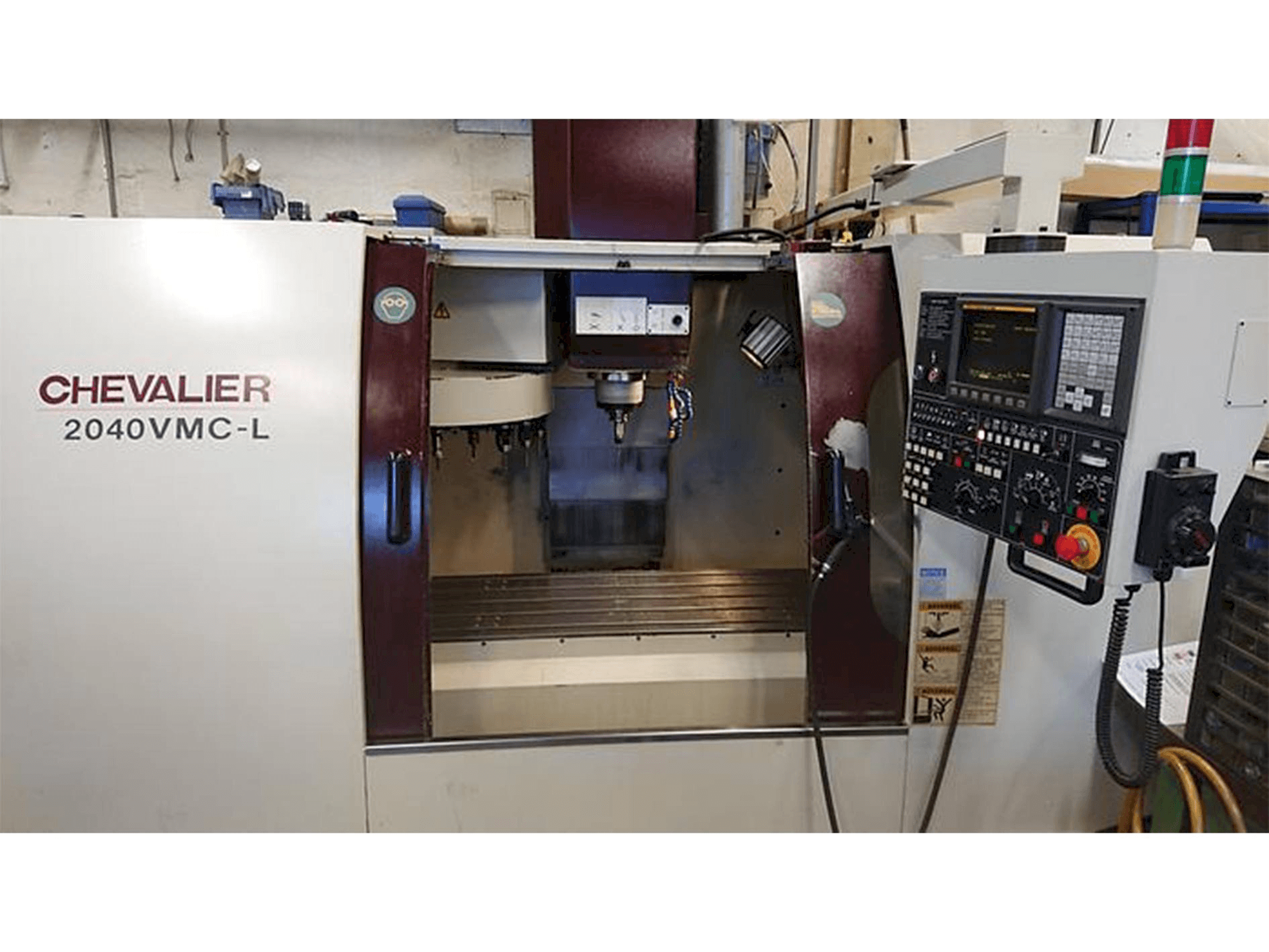 Vista Frontal da Chevalier 2040 VMC-L máquina