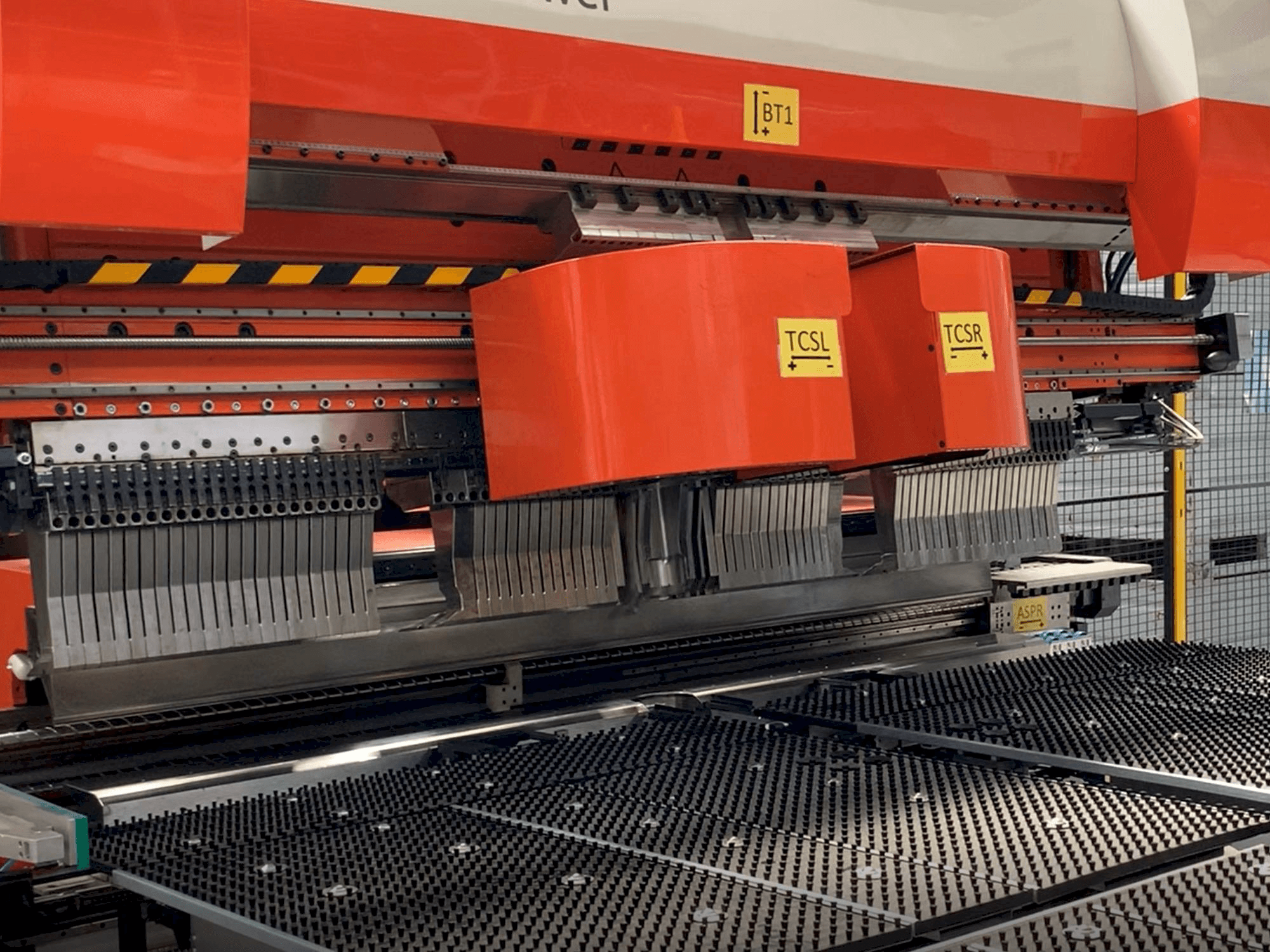 Vista Frontal da Prima Power PSBB máquina