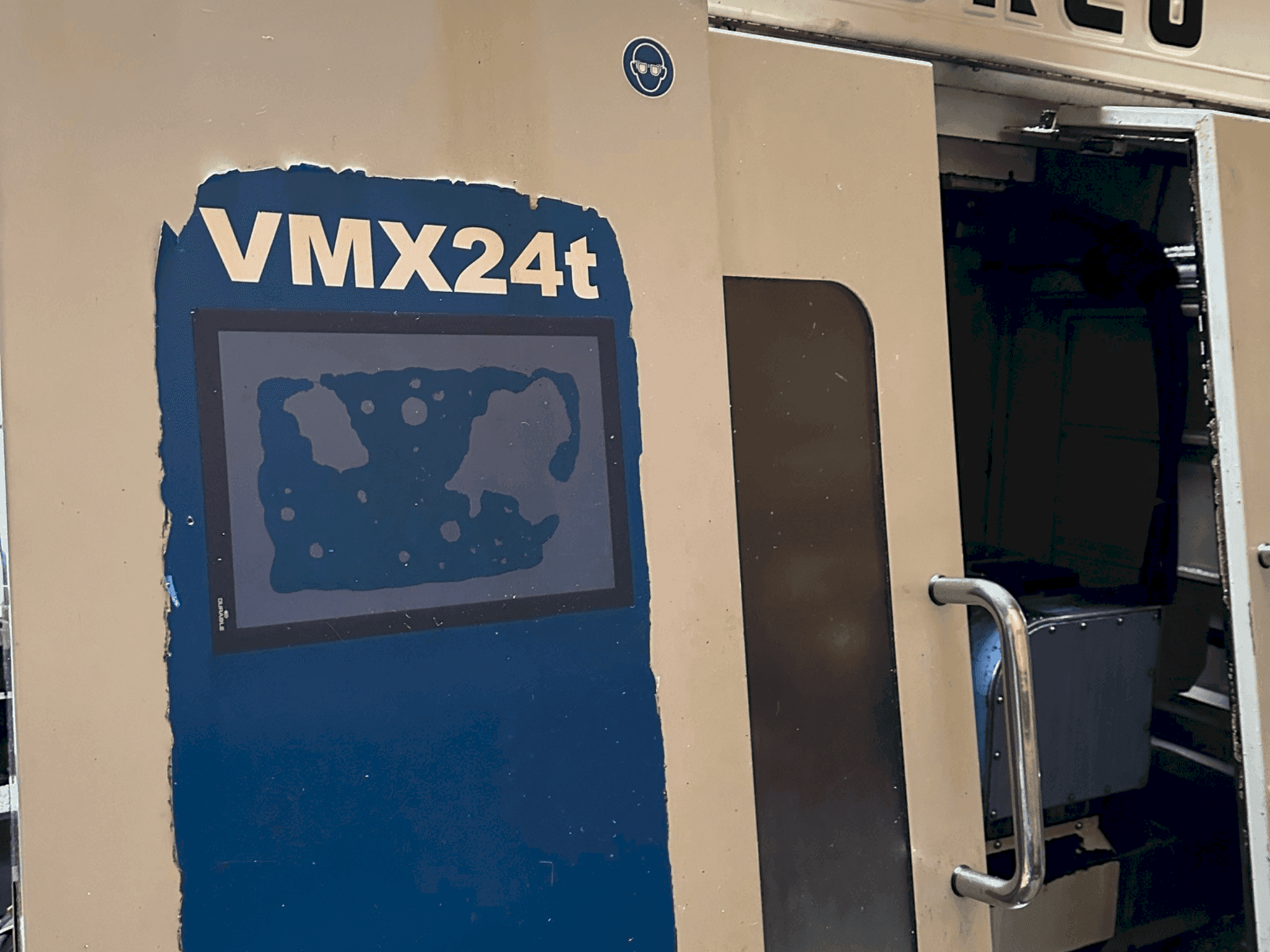 Vista Frontal da Hurco VMX24t máquina