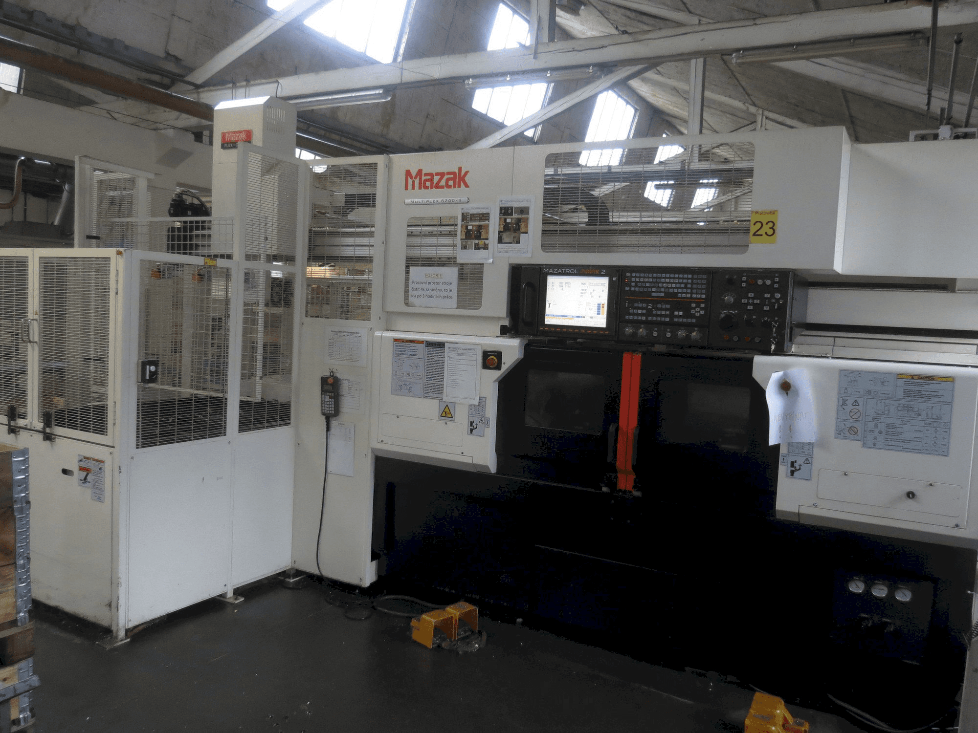 Vista Frontal da Mazak Multiplex 6200-II máquina