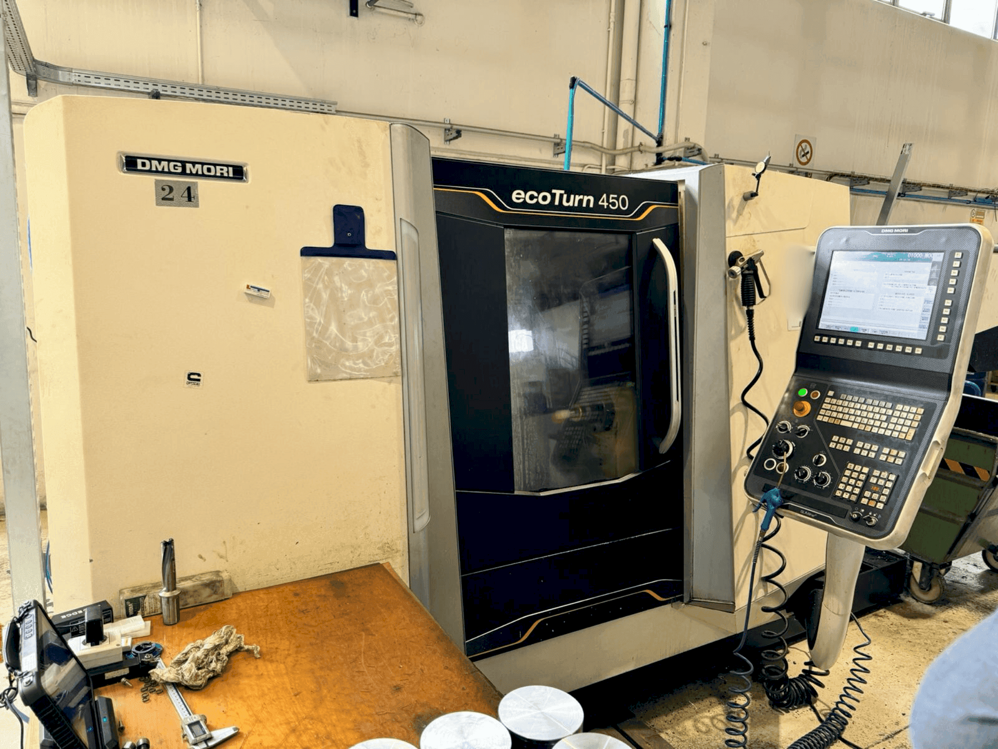 Vista Frontal da DMG MORI EcoTurn 450 V3 máquina
