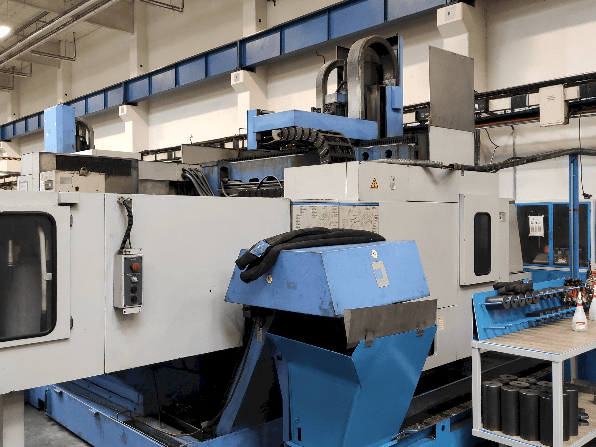 Vista Frontal da Mazak FJV 60/80 máquina