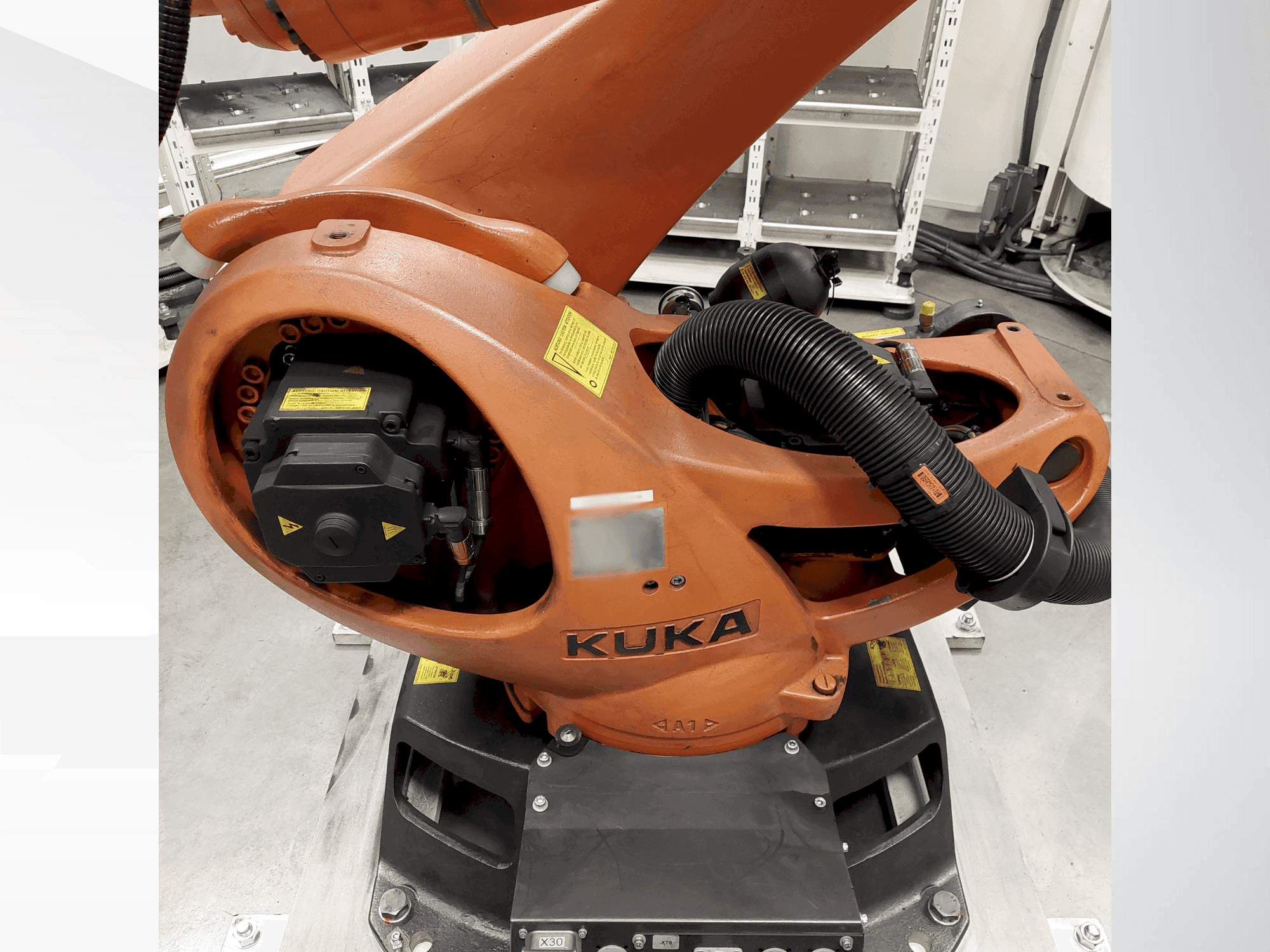 Vista Frontal da KUKA KR 90 R2700 pro máquina