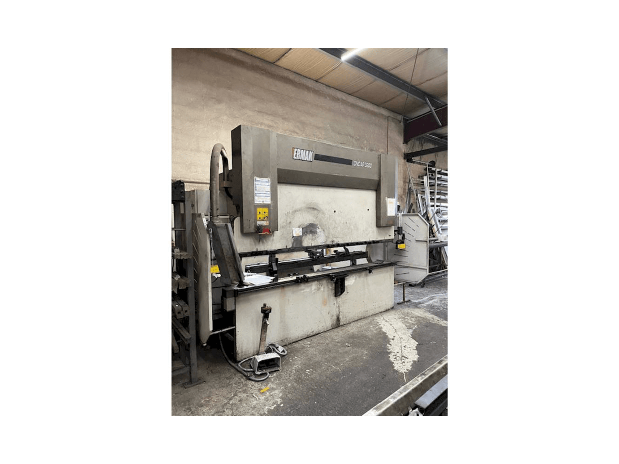 Vista Frontal da ERMAK Cnc ap máquina