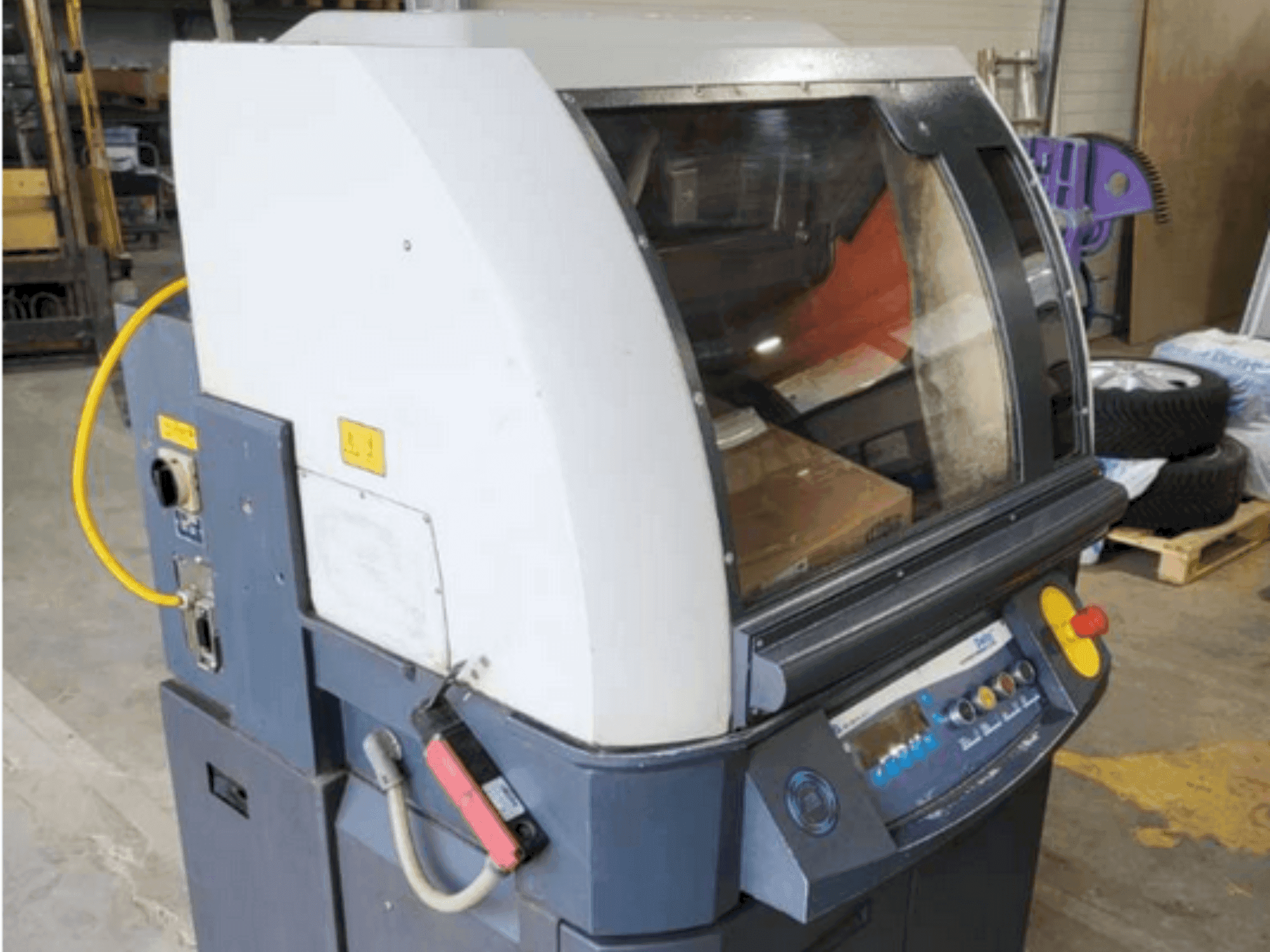 Vista Frontal da Buehler Large Delta Automatic Chop Cutter 10-1317-400 máquina