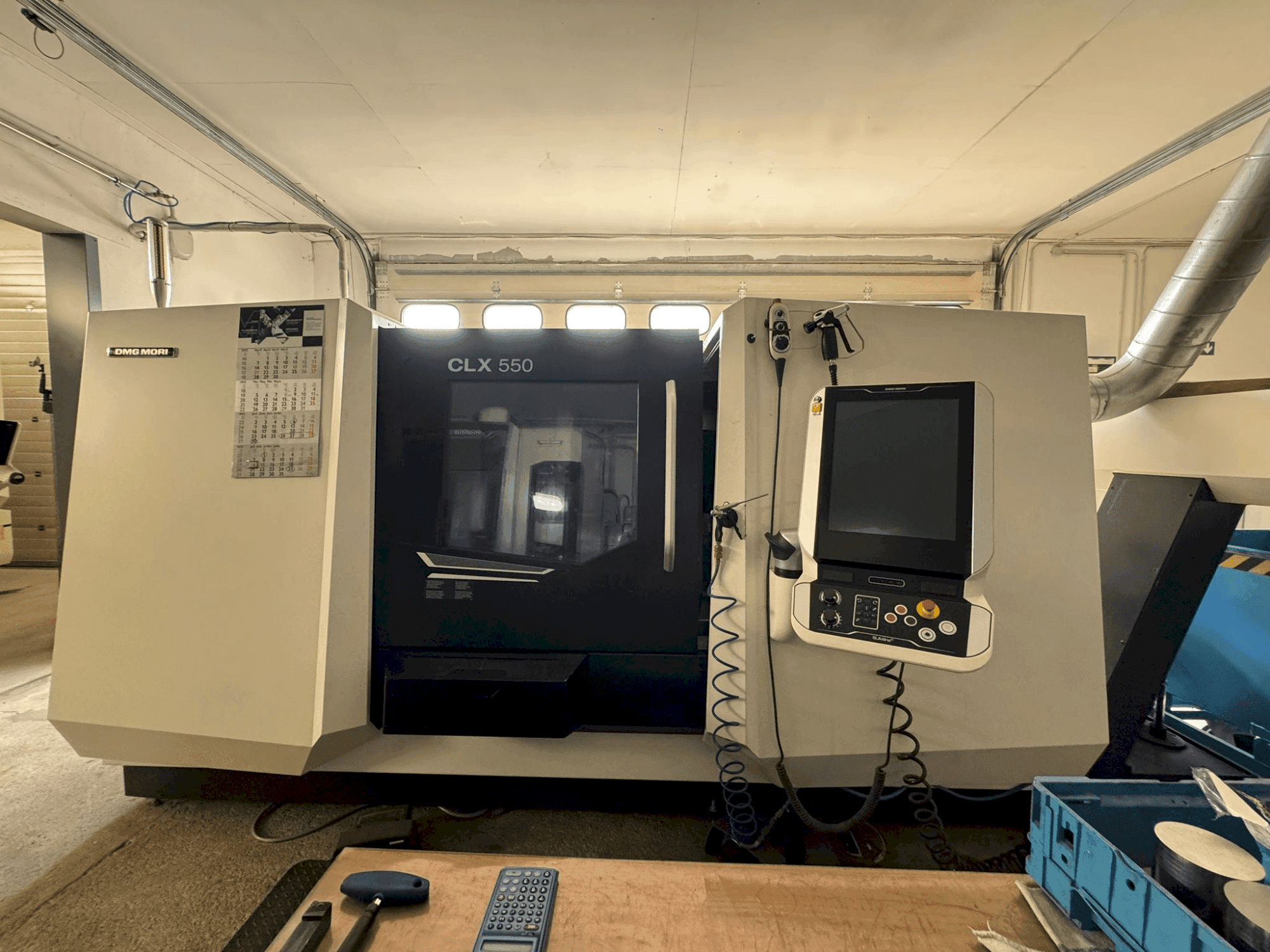 Vista Frontal da DMG MORI CLX 550 V6 máquina