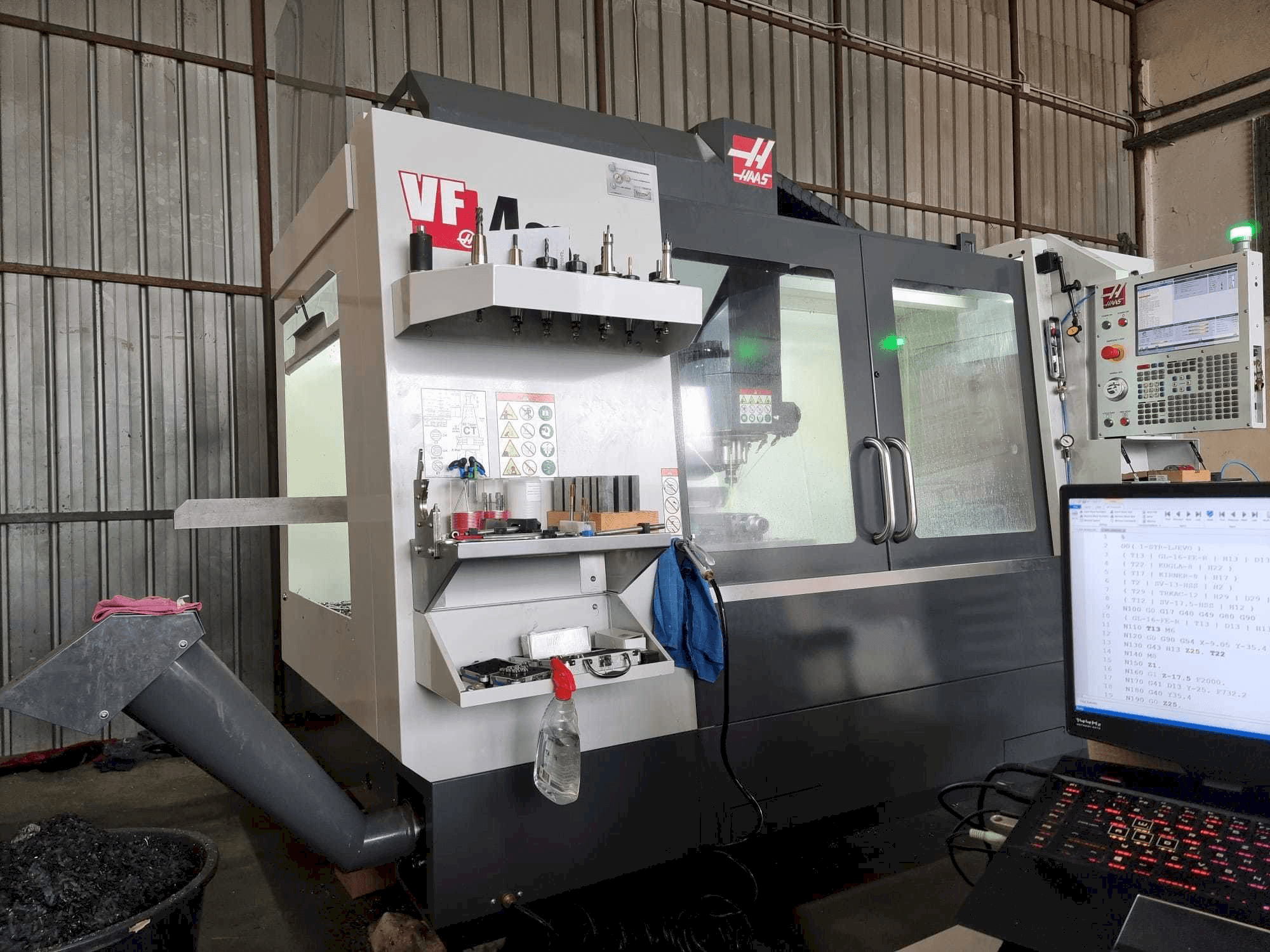 Vista Frontal da HAAS VF4SS máquina