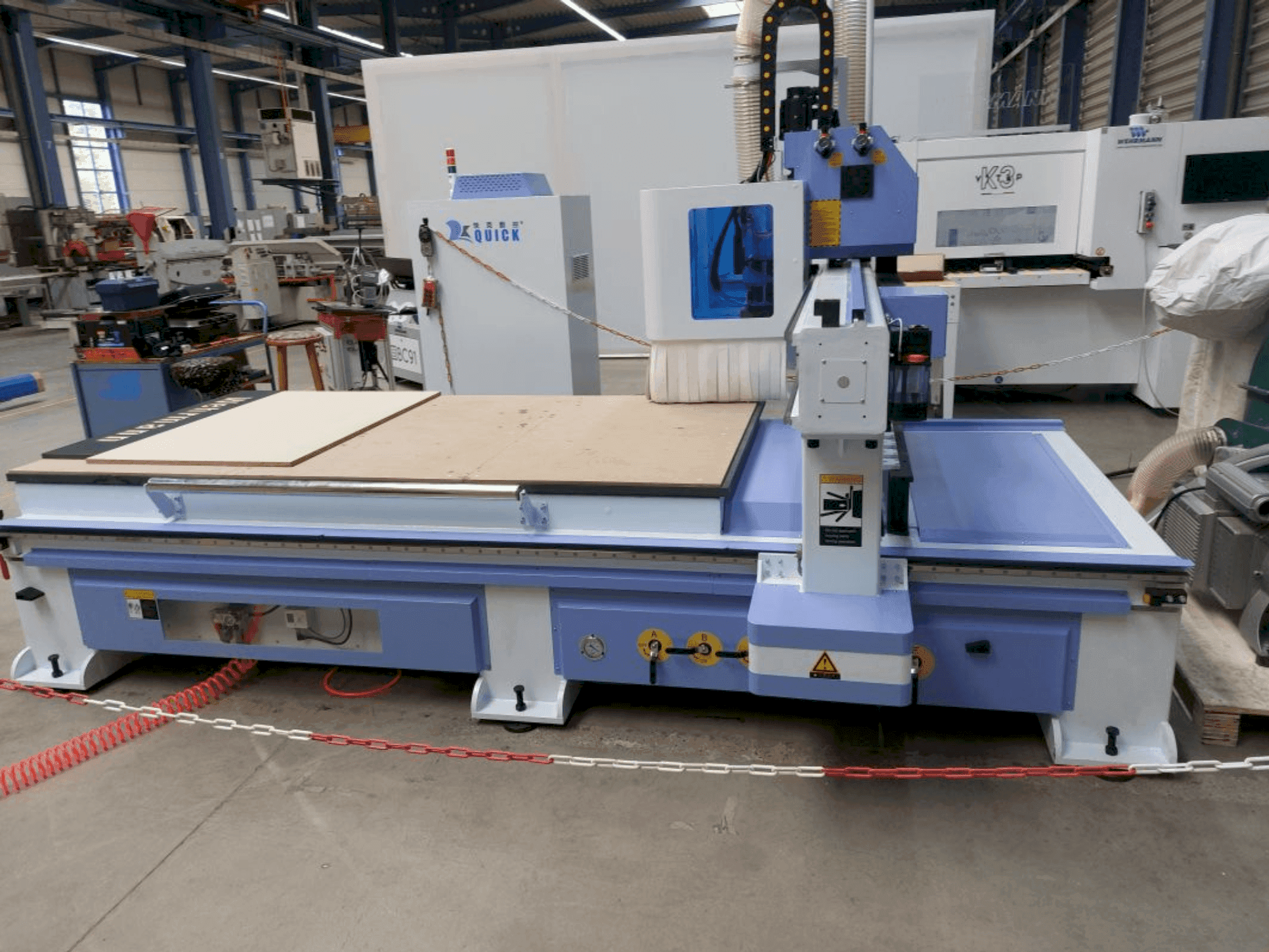 Vista Frontal da QUICK CNC UE-481 máquina
