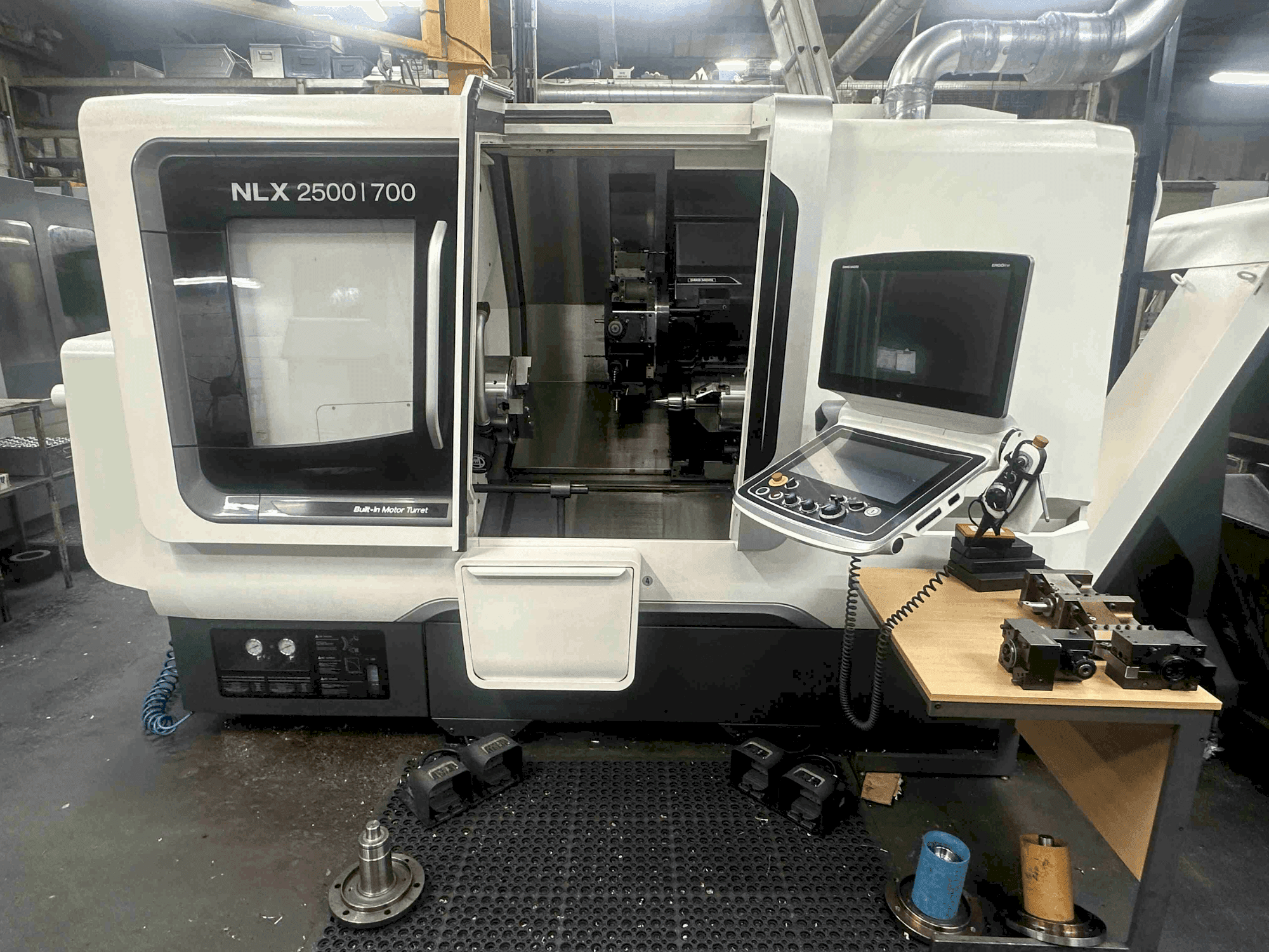 Vista Frontal da DMG MORI NLX2500SY/700 máquina