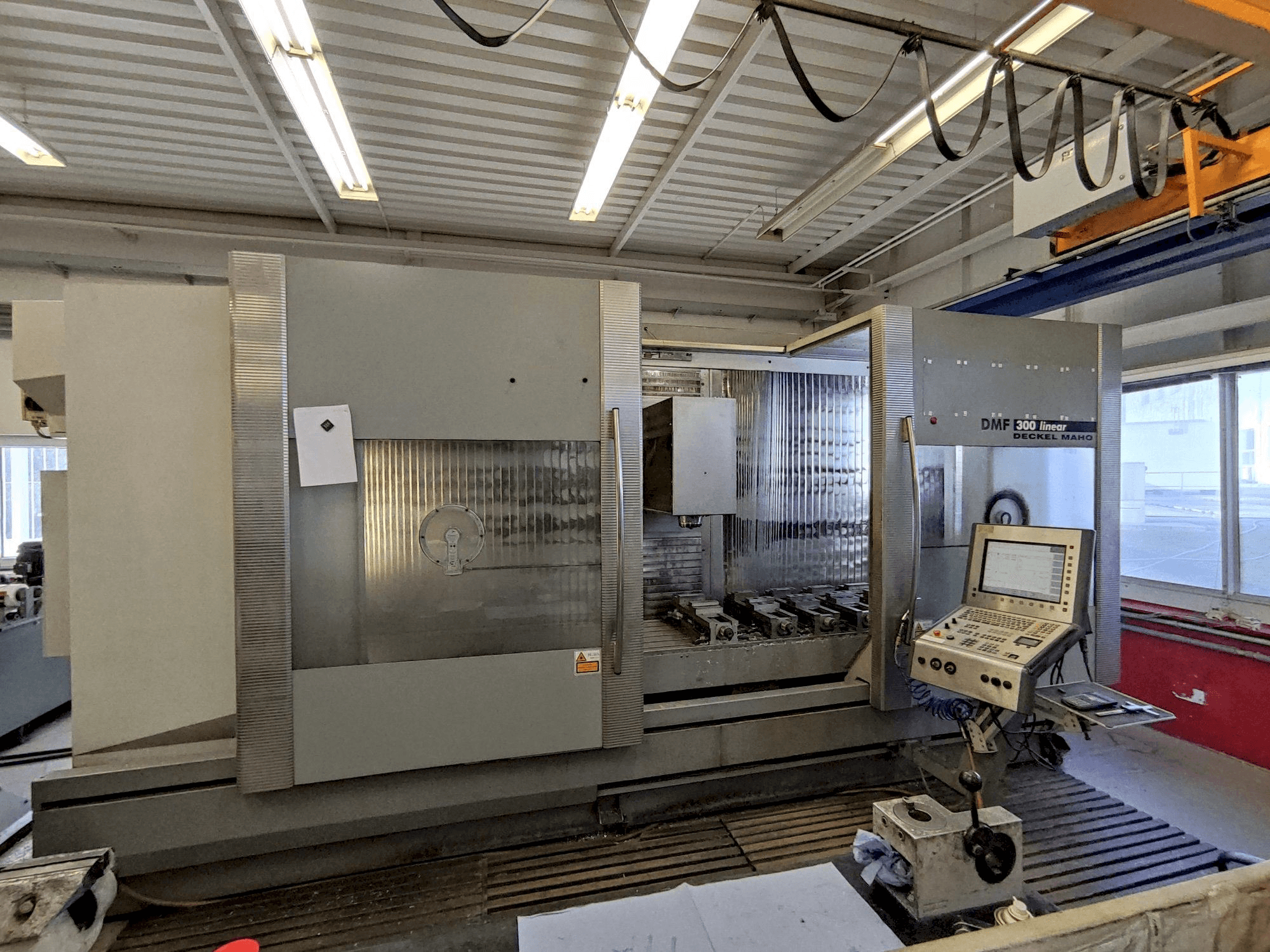 Vista Frontal da DECKEL MAHO DMF 300 linear máquina