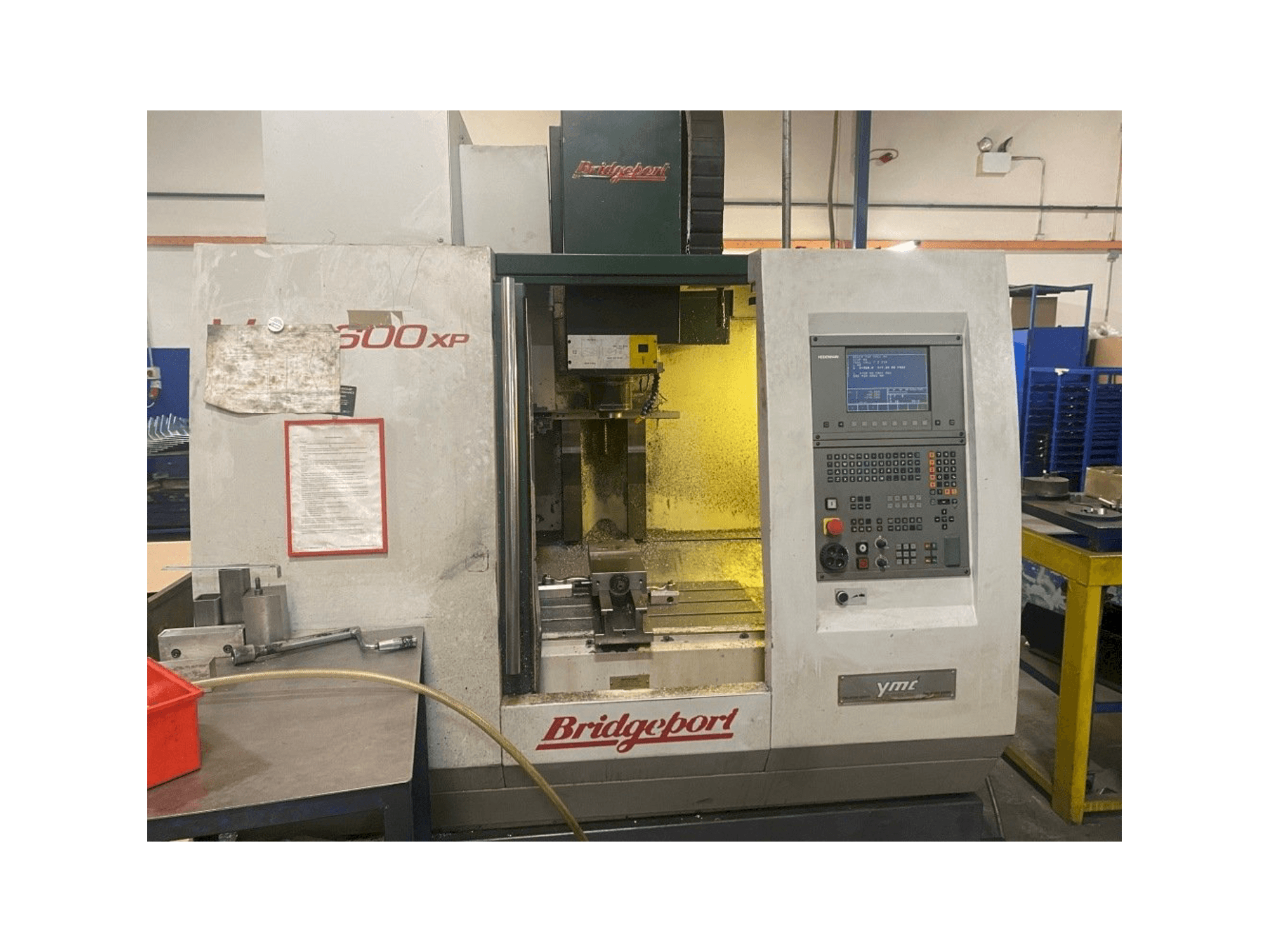 Vista Frontal da Bridgeport VMC 600XP máquina