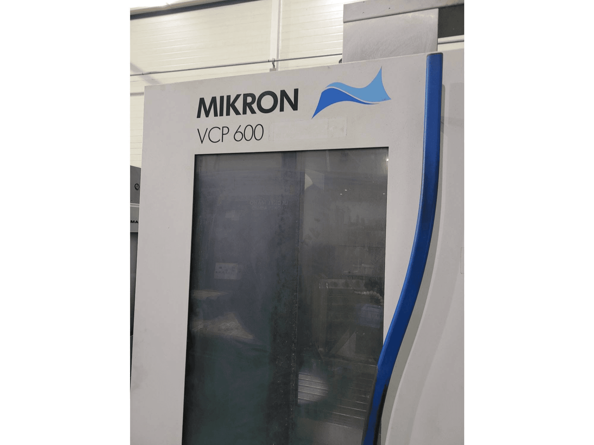 Vista Frontal da MIKRON VCP 600 máquina
