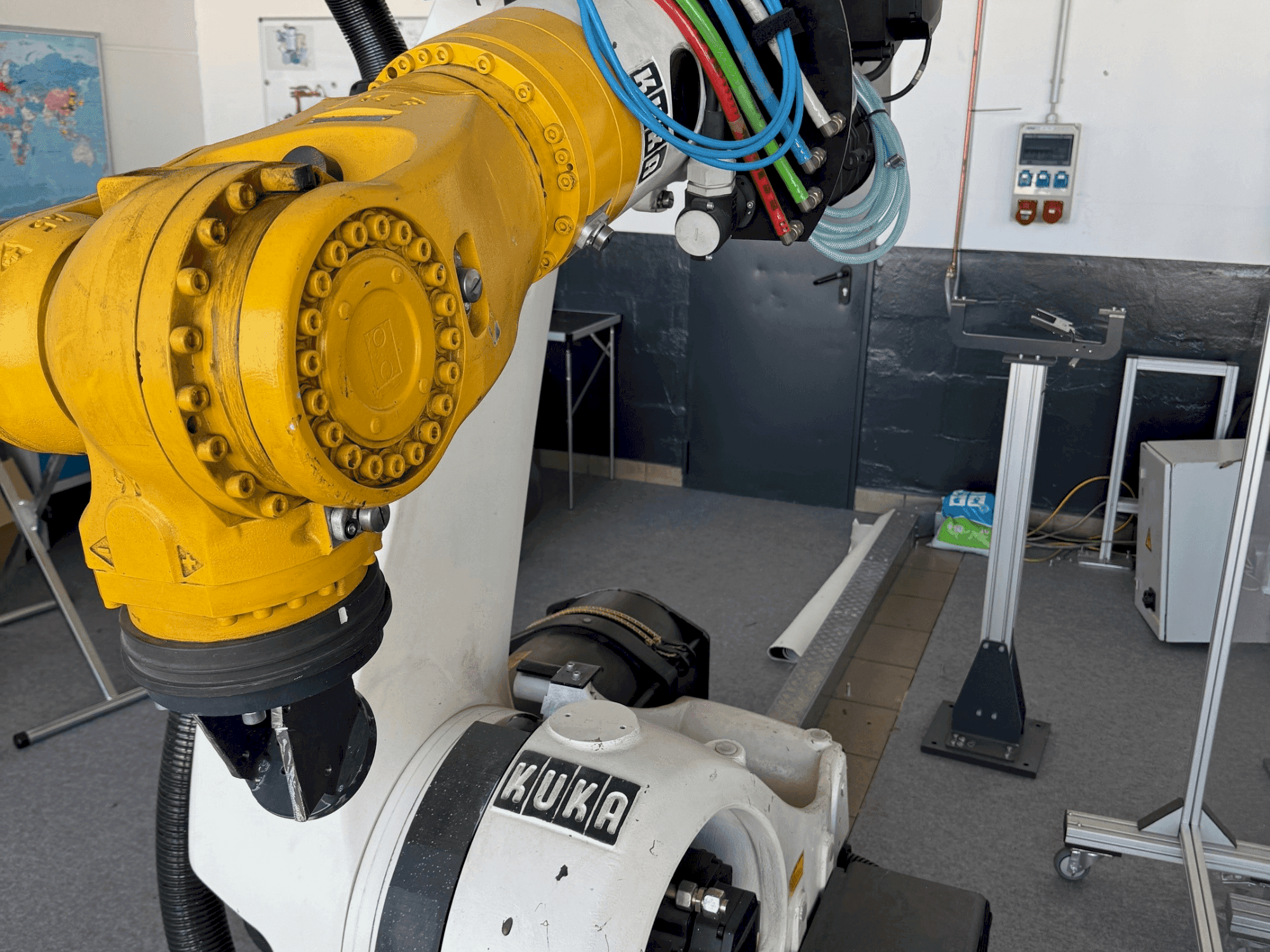 Vista Frontal da KUKA KR210 2000-2 máquina