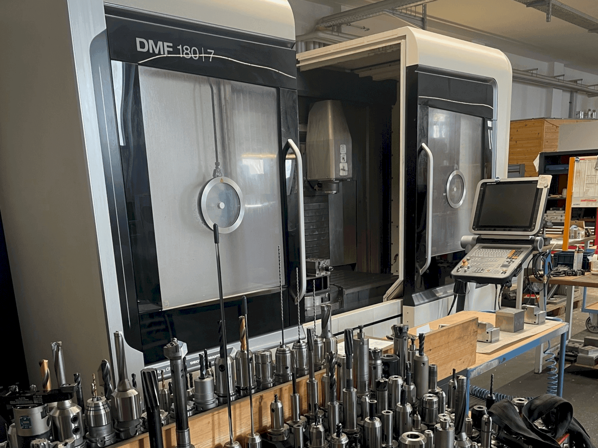 Vista Frontal da DMG MORI DMF 180/7 máquina
